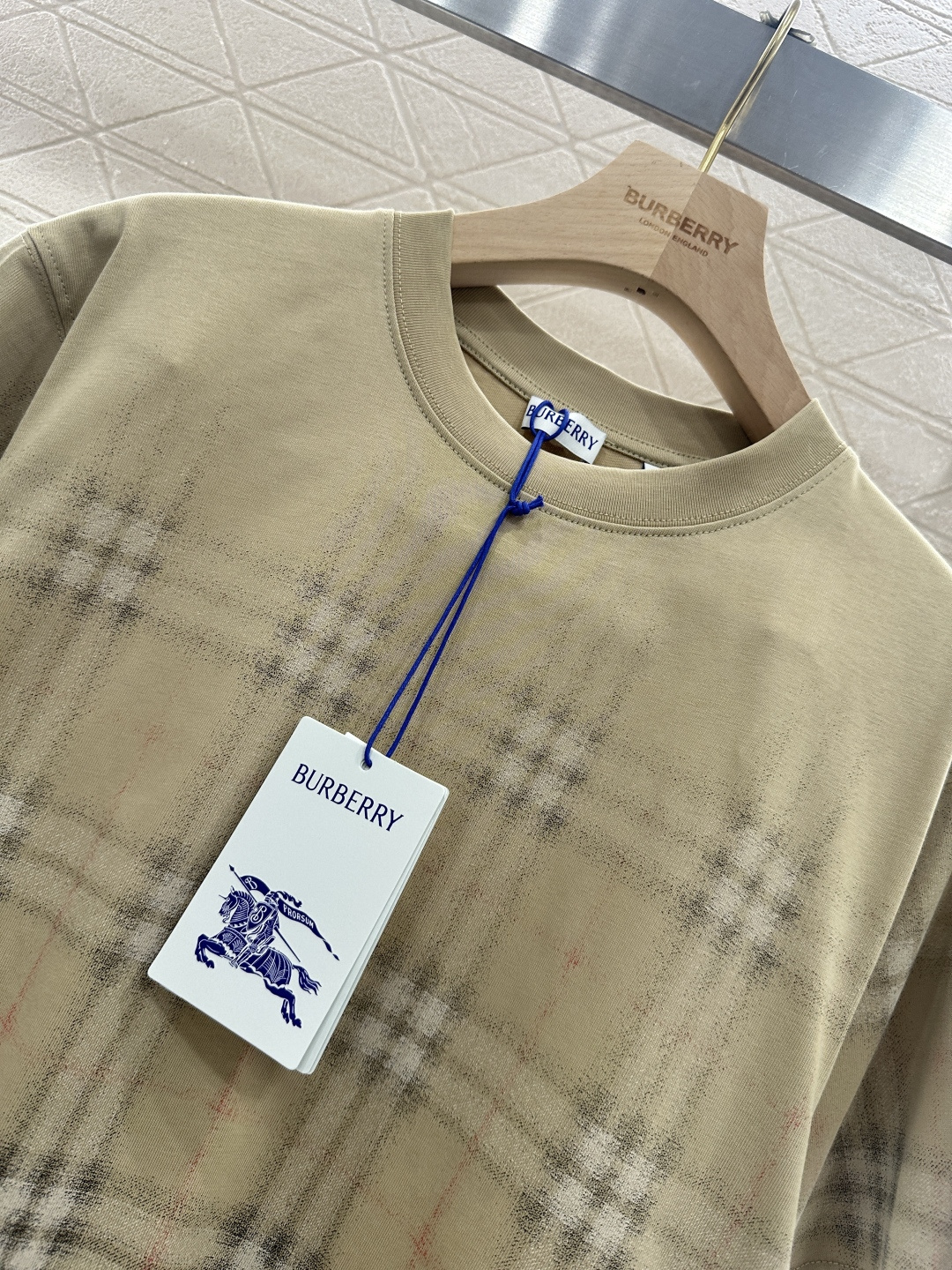 ♥BBR*♥2026新品上架 定位渐变格纹𝑇𝑒𝑒定制YB原生全棉材质，质感细腻，舒适透气，宽松短袖裁剪，