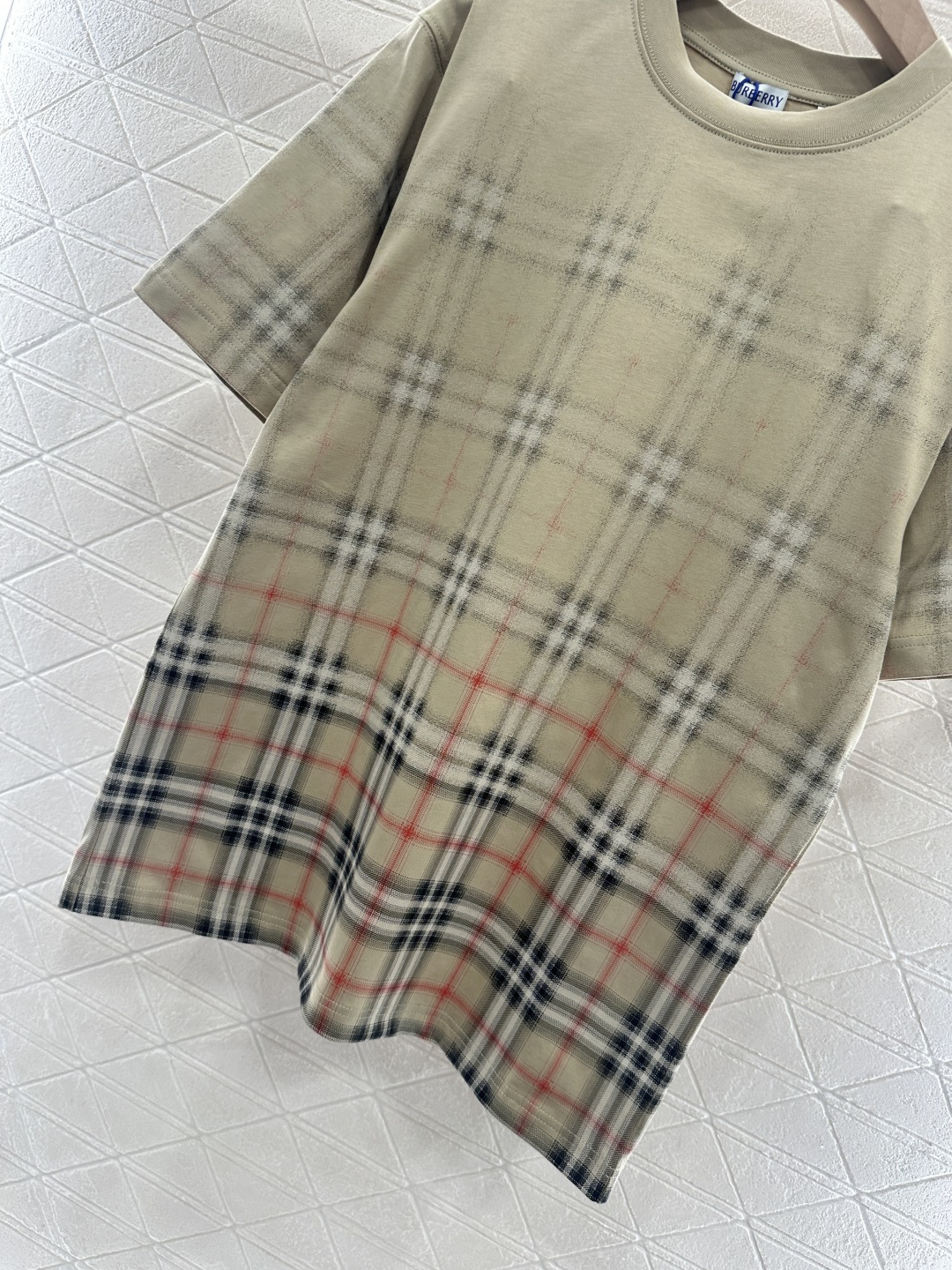 ♥BBR*♥2026新品上架 定位渐变格纹𝑇𝑒𝑒定制YB原生全棉材质，质感细腻，舒适透气，宽松短袖裁剪，