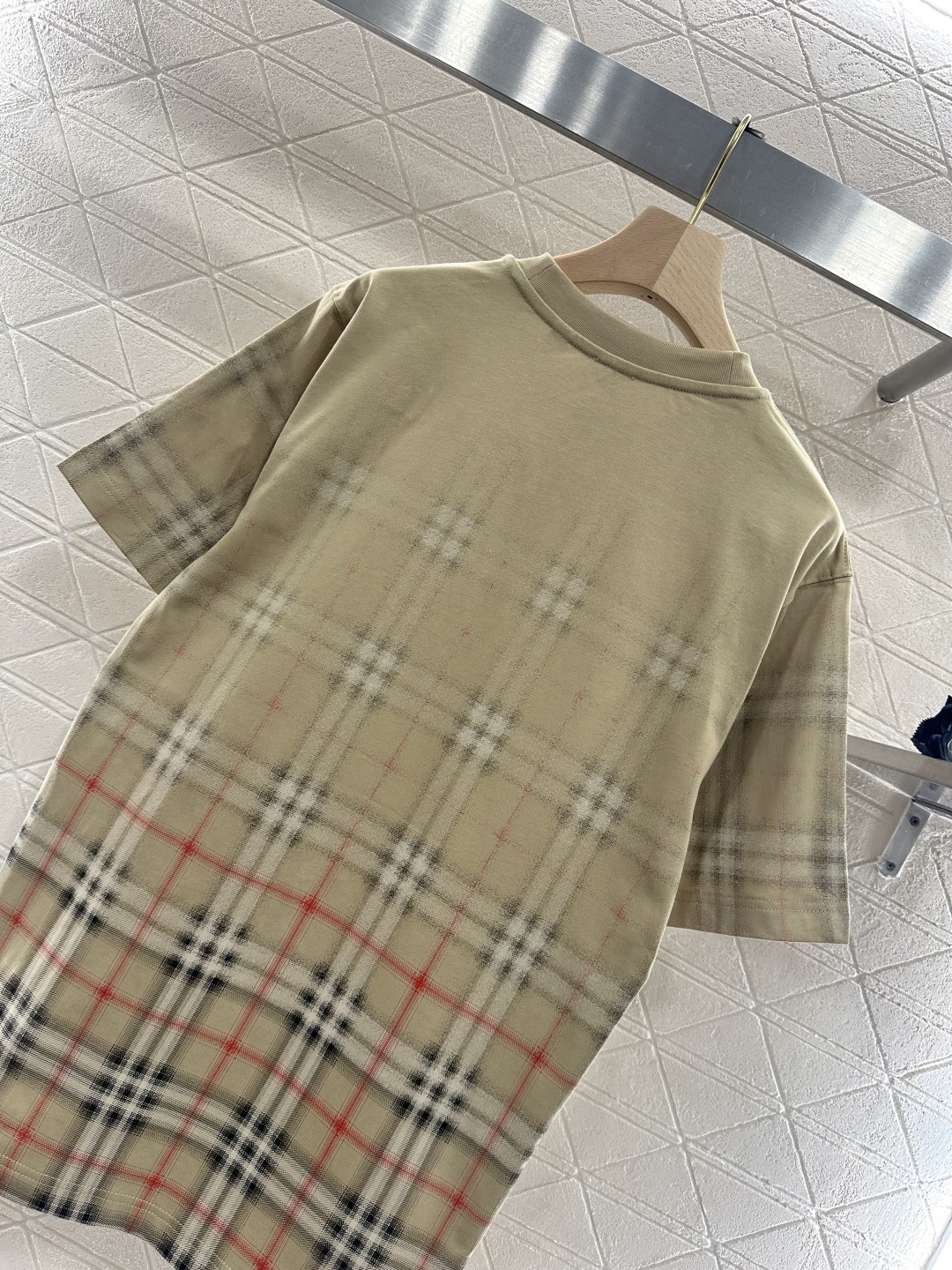 ♥BBR*♥2026新品上架 定位渐变格纹𝑇𝑒𝑒定制YB原生全棉材质，质感细腻，舒适透气，宽松短袖裁剪，