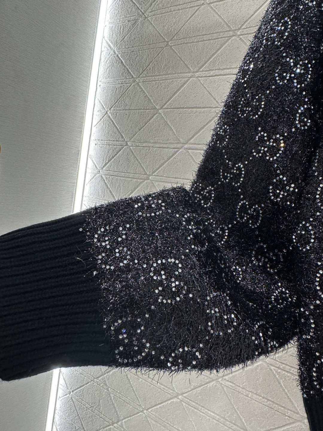 ♥Gucc*♥2026新品上架 烫钻翻领套头毛衣定制YB棉毛纱线织造，质感高级，舒适柔软，翻领半开襟套头