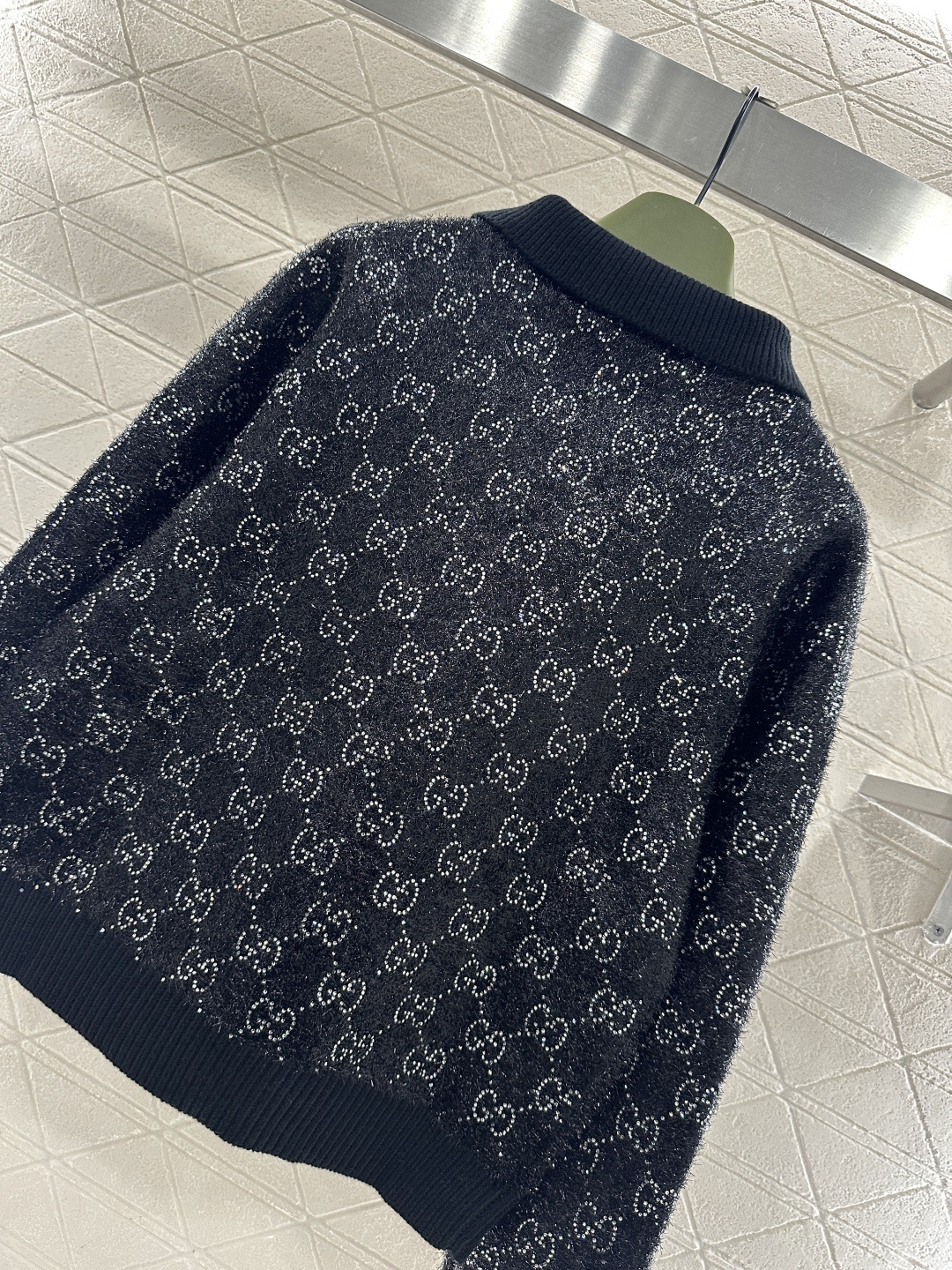 ♥Gucc*♥2026新品上架 烫钻翻领套头毛衣定制YB棉毛纱线织造，质感高级，舒适柔软，翻领半开襟套头