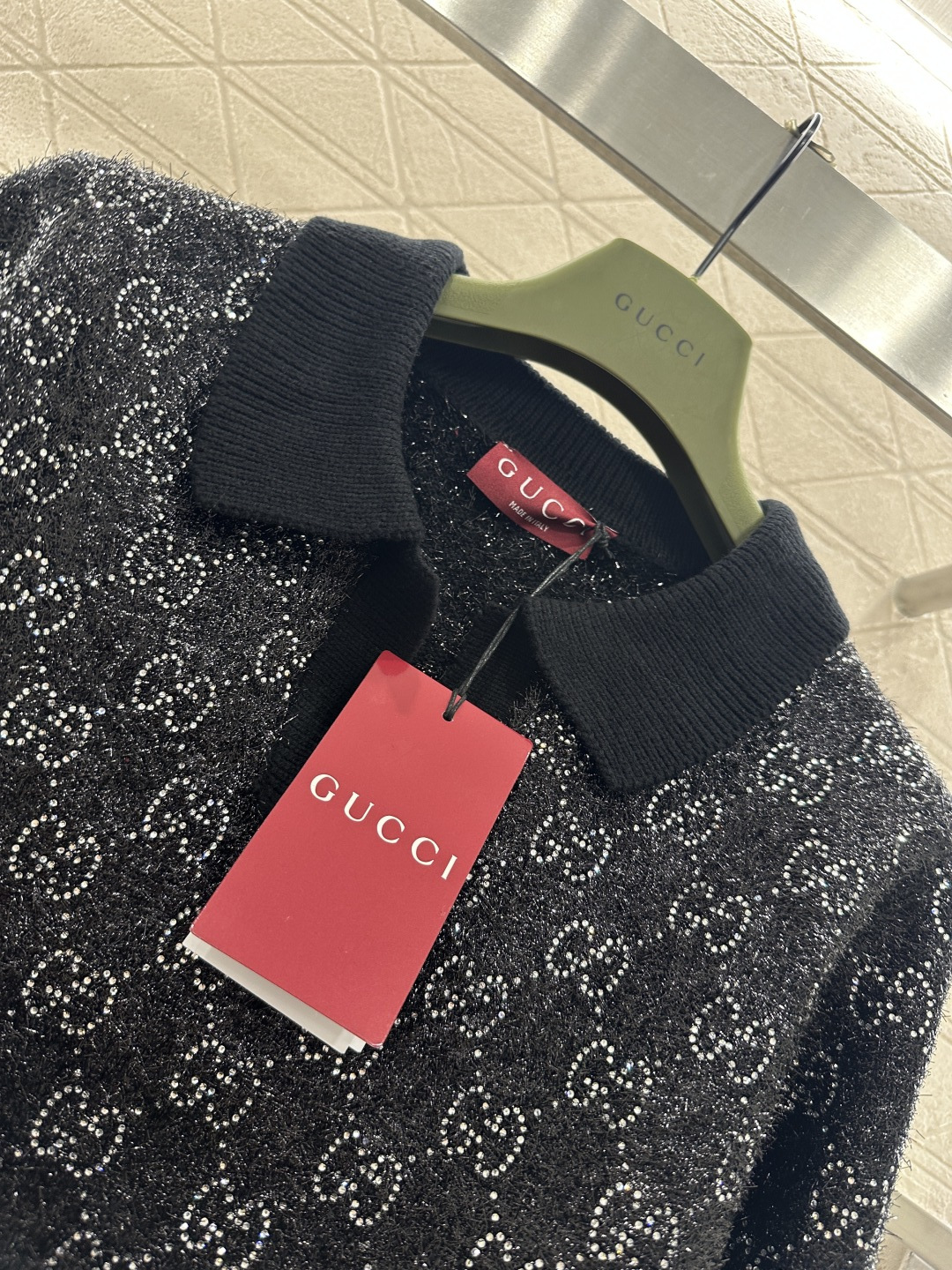 ♥Gucc*♥2026新品上架 烫钻翻领套头毛衣定制YB棉毛纱线织造，质感高级，舒适柔软，翻领半开襟套头