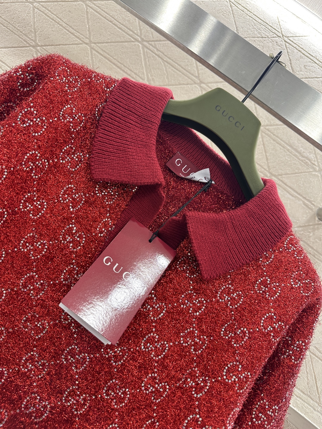 ♥Gucc*♥2026新品上架 烫钻翻领套头毛衣定制YB棉毛纱线织造，质感高级，舒适柔软，翻领半开襟套头