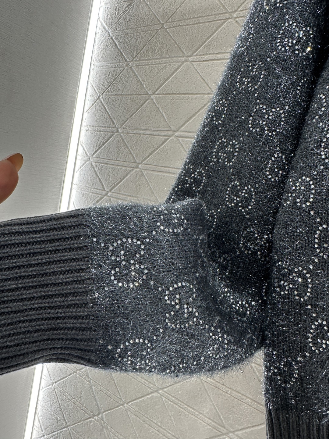 ♥Gucc*♥2026新品上架 烫钻翻领套头毛衣定制YB棉毛纱线织造，质感高级，舒适柔软，翻领半开襟套头