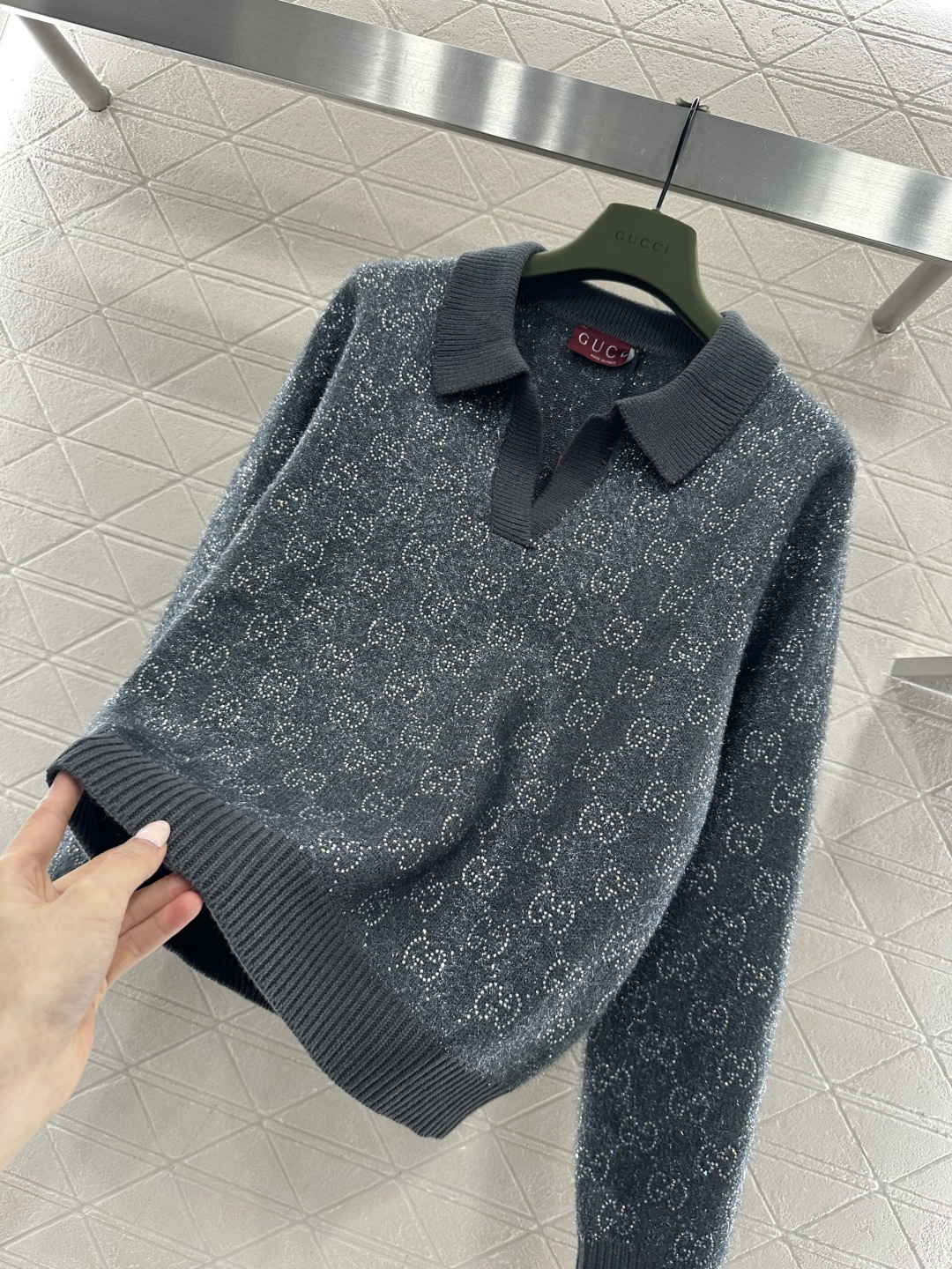 ♥Gucc*♥2026新品上架 烫钻翻领套头毛衣定制YB棉毛纱线织造，质感高级，舒适柔软，翻领半开襟套头