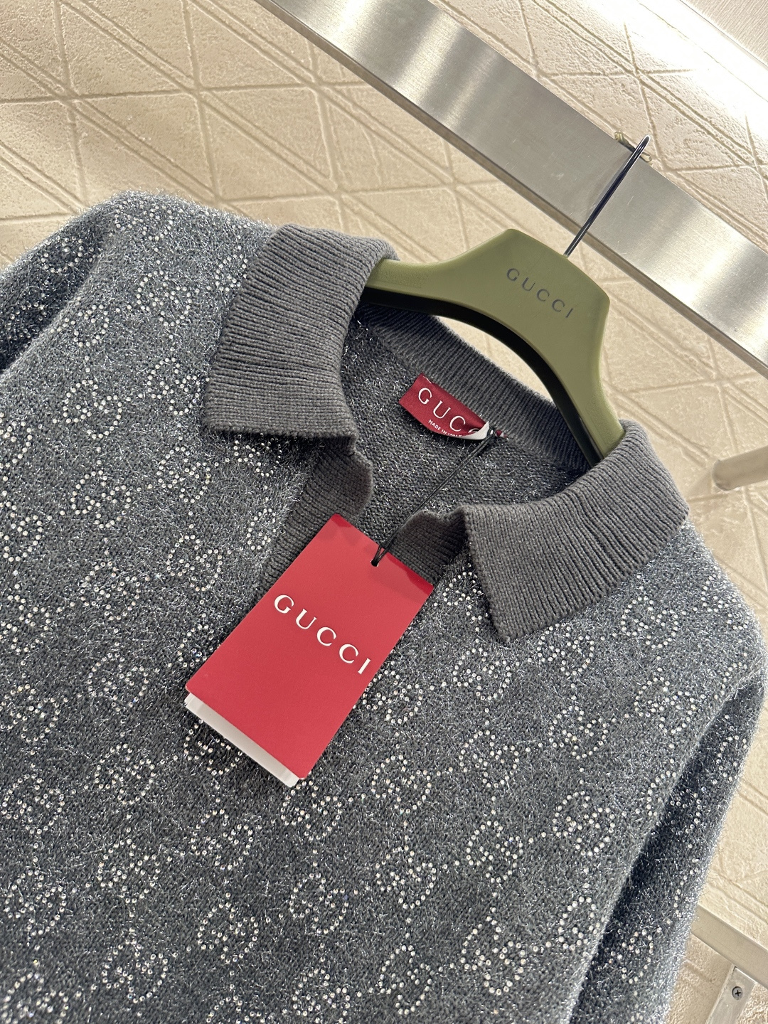 ♥Gucc*♥2026新品上架 烫钻翻领套头毛衣定制YB棉毛纱线织造，质感高级，舒适柔软，翻领半开襟套头