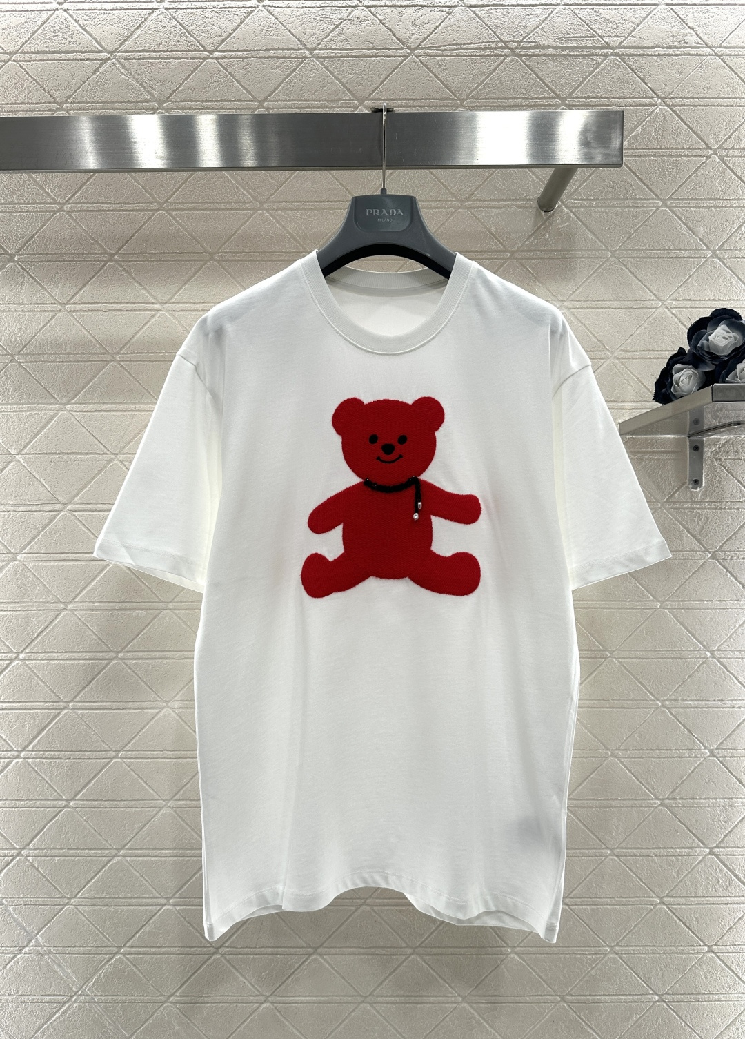 ♥26wh潮牌♥2026新品上架 圆领刺绣毛绒钉珠小熊𝑇𝑒𝑒定制YB原生全棉材质，透气舒适，质感十足，宽