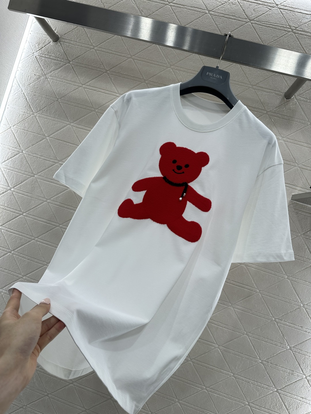 ♥26wh潮牌♥2026新品上架 圆领刺绣毛绒钉珠小熊𝑇𝑒𝑒定制YB原生全棉材质，透气舒适，质感十足，宽