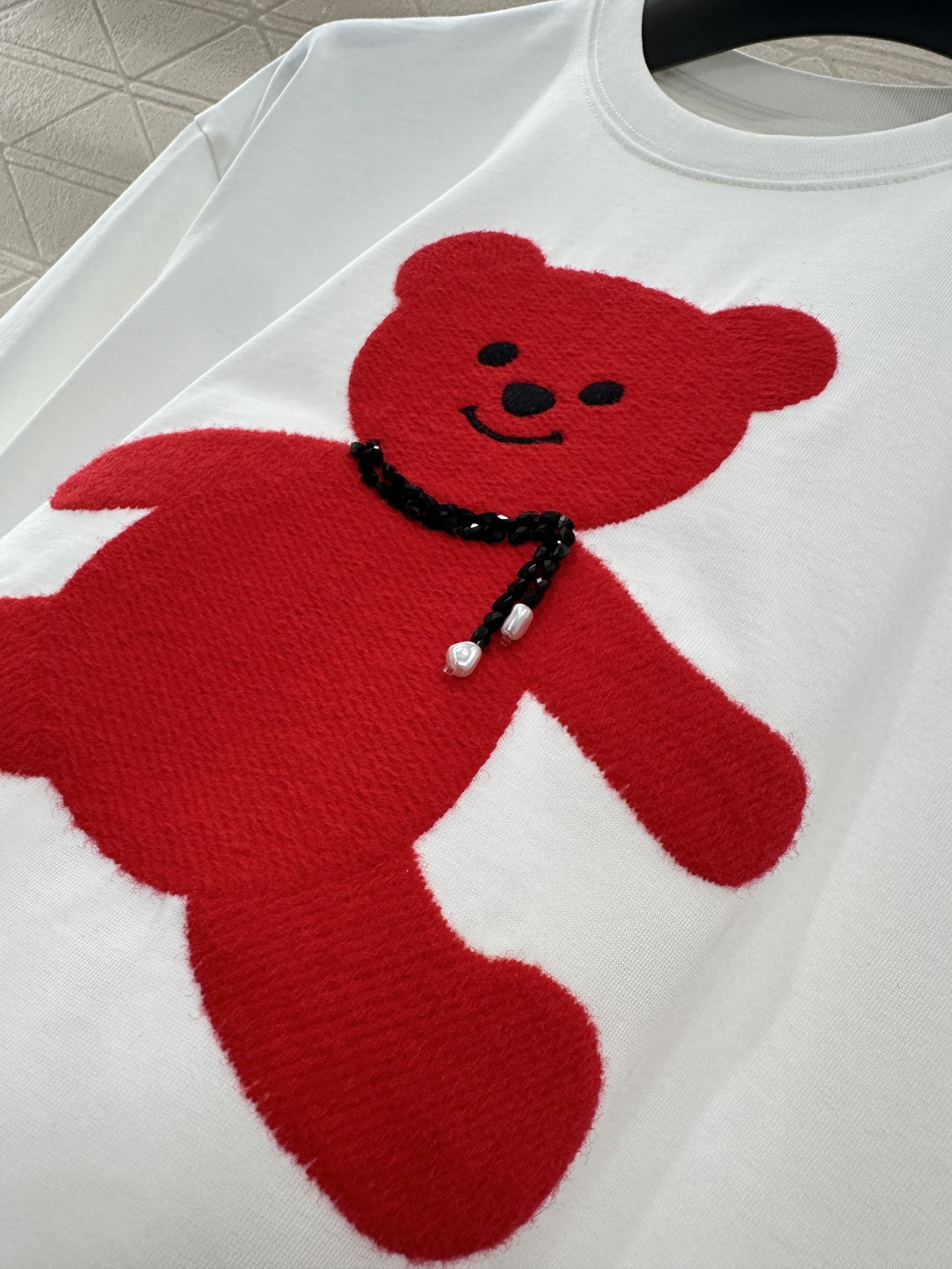 ♥26wh潮牌♥2026新品上架 圆领刺绣毛绒钉珠小熊𝑇𝑒𝑒定制YB原生全棉材质，透气舒适，质感十足，宽