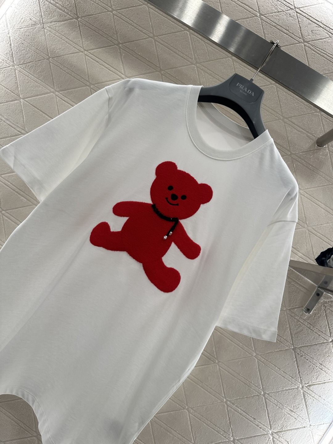 ♥26wh潮牌♥2026新品上架 圆领刺绣毛绒钉珠小熊𝑇𝑒𝑒定制YB原生全棉材质，透气舒适，质感十足，宽