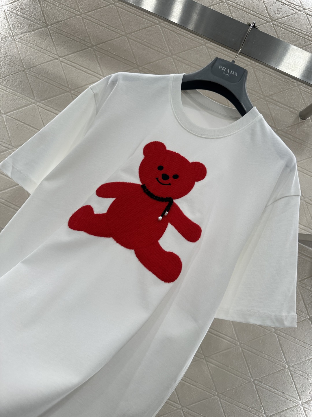 ♥26wh潮牌♥2026新品上架 圆领刺绣毛绒钉珠小熊𝑇𝑒𝑒定制YB原生全棉材质，透气舒适，质感十足，宽