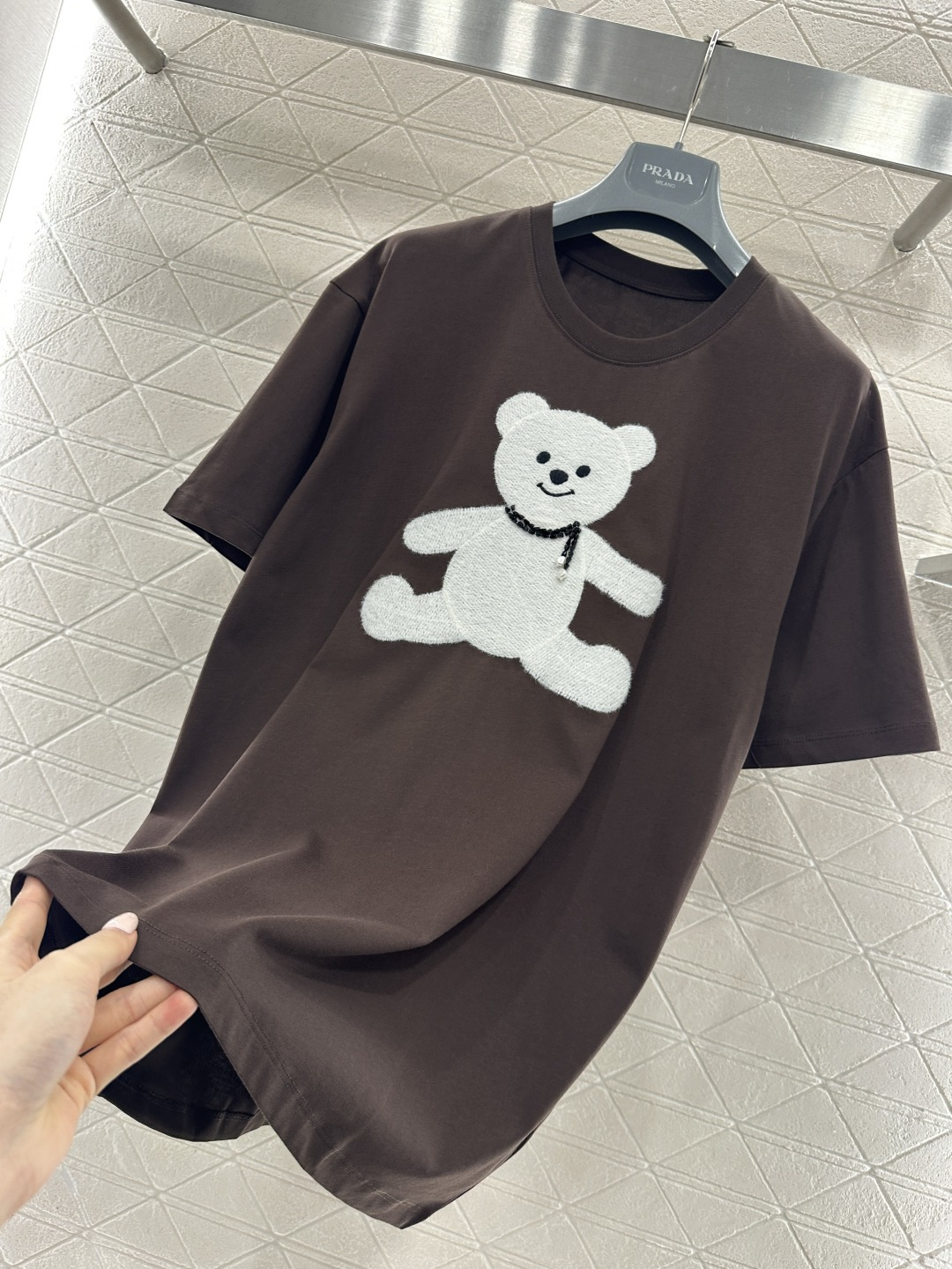 ♥26wh潮牌♥2026新品上架 圆领刺绣毛绒钉珠小熊𝑇𝑒𝑒定制YB原生全棉材质，透气舒适，质感十足，宽