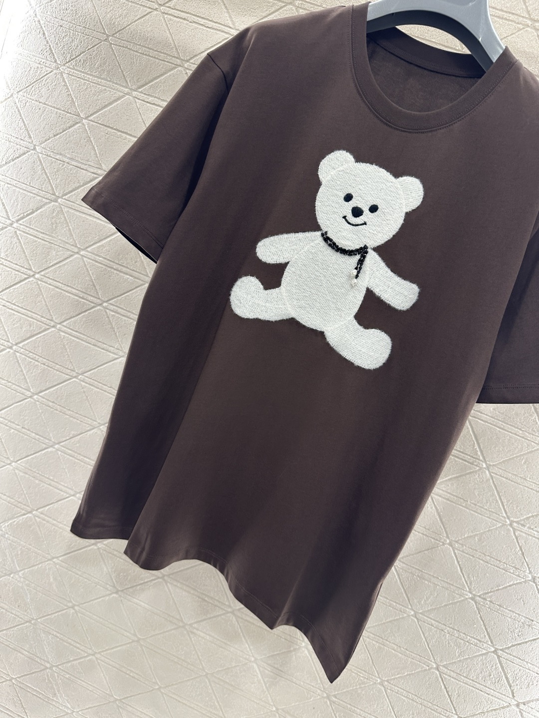 ♥26wh潮牌♥2026新品上架 圆领刺绣毛绒钉珠小熊𝑇𝑒𝑒定制YB原生全棉材质，透气舒适，质感十足，宽