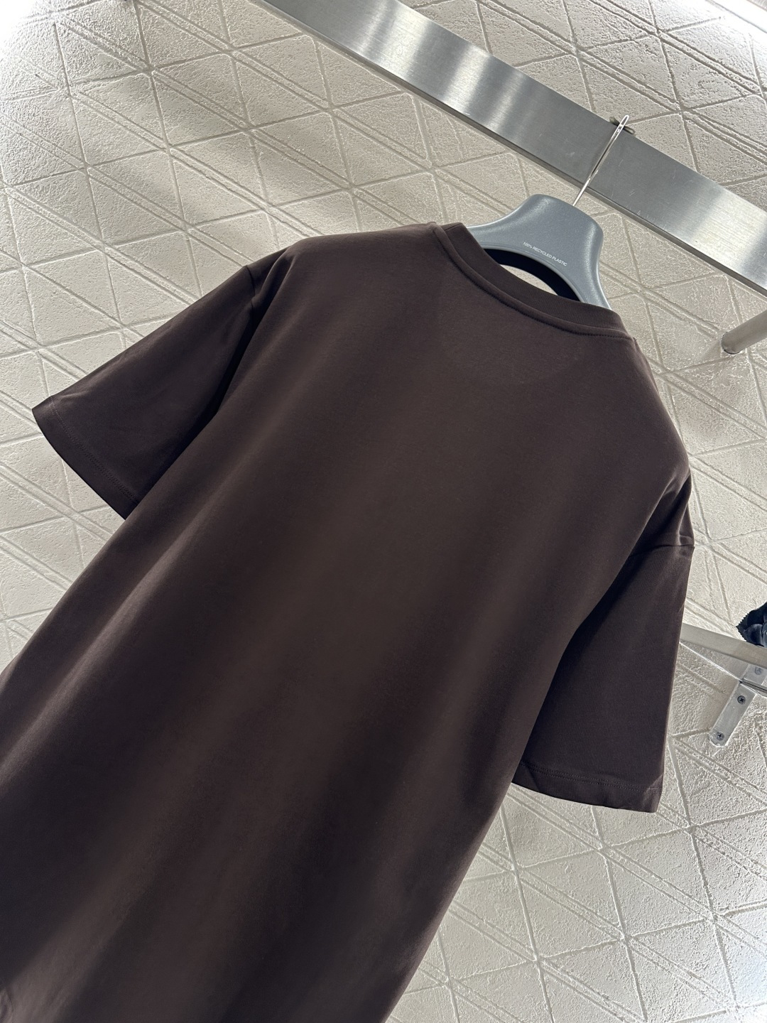 ♥26wh潮牌♥2026新品上架 圆领刺绣毛绒钉珠小熊𝑇𝑒𝑒定制YB原生全棉材质，透气舒适，质感十足，宽