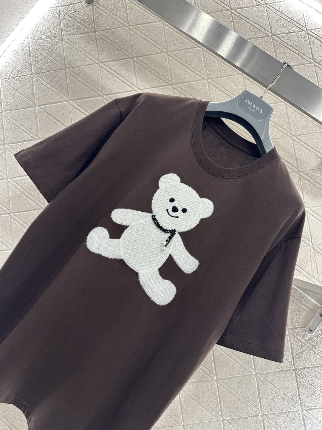 ♥26wh潮牌♥2026新品上架 圆领刺绣毛绒钉珠小熊𝑇𝑒𝑒定制YB原生全棉材质，透气舒适，质感十足，宽