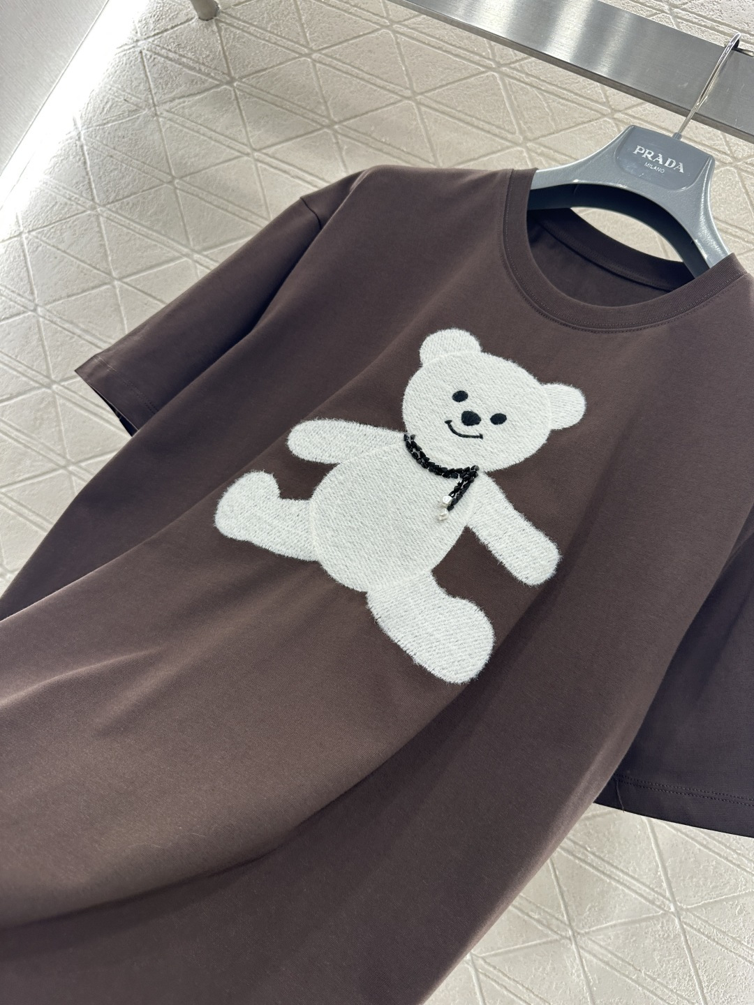 ♥26wh潮牌♥2026新品上架 圆领刺绣毛绒钉珠小熊𝑇𝑒𝑒定制YB原生全棉材质，透气舒适，质感十足，宽