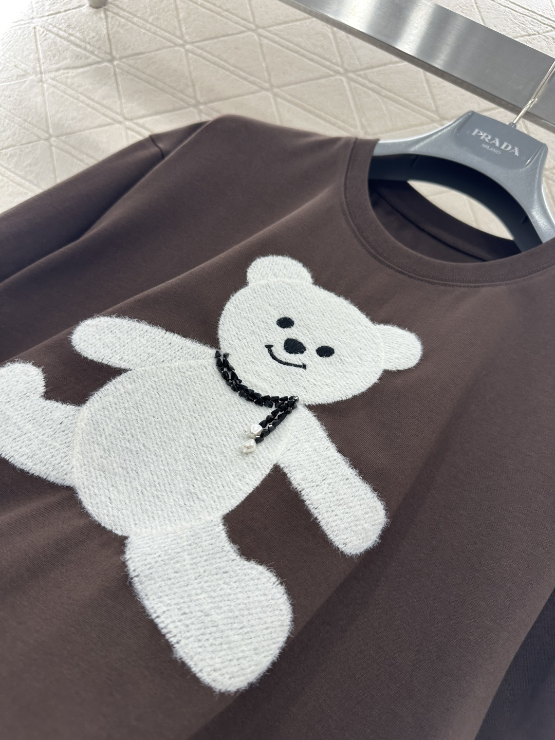 ♥26wh潮牌♥2026新品上架 圆领刺绣毛绒钉珠小熊𝑇𝑒𝑒定制YB原生全棉材质，透气舒适，质感十足，宽