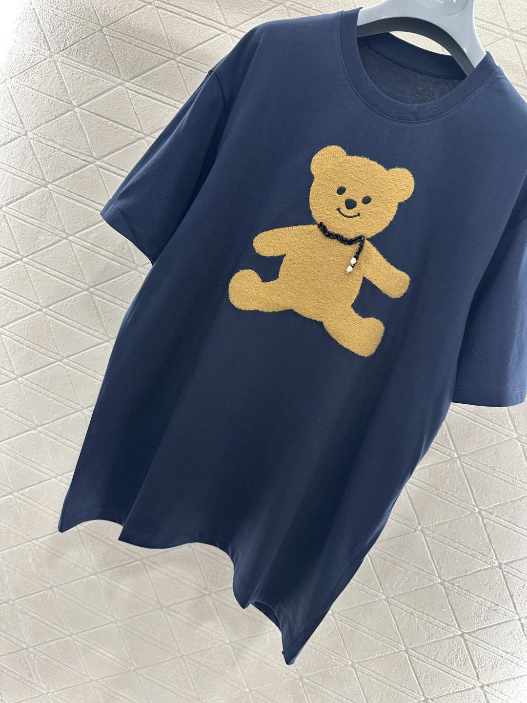 ♥26wh潮牌♥2026新品上架 圆领刺绣毛绒钉珠小熊𝑇𝑒𝑒定制YB原生全棉材质，透气舒适，质感十足，宽