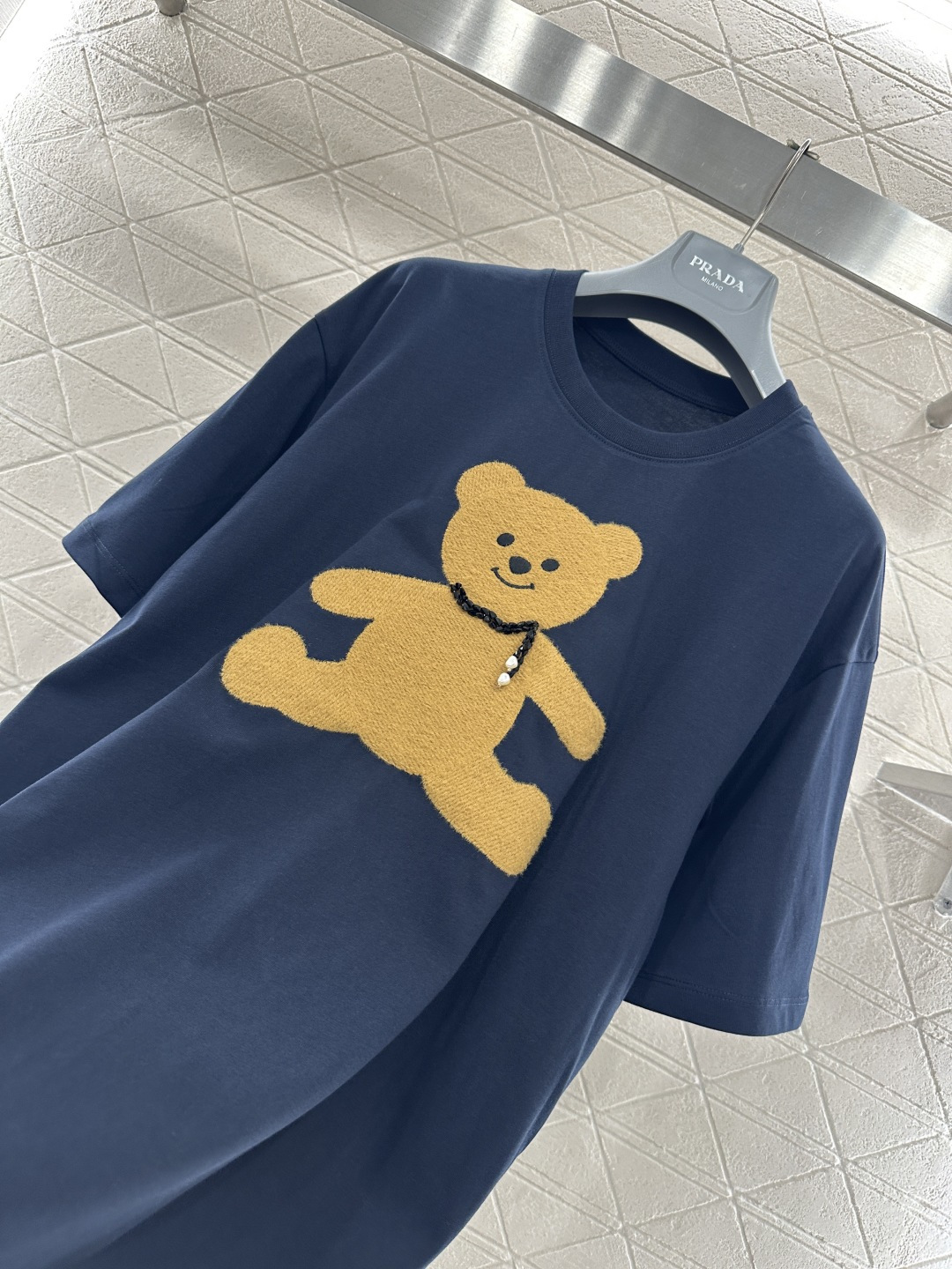 ♥26wh潮牌♥2026新品上架 圆领刺绣毛绒钉珠小熊𝑇𝑒𝑒定制YB原生全棉材质，透气舒适，质感十足，宽