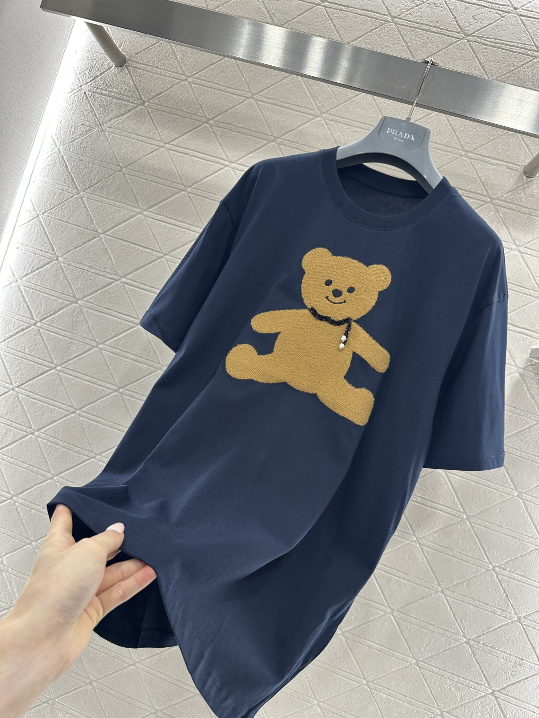 ♥26wh潮牌♥2026新品上架 圆领刺绣毛绒钉珠小熊𝑇𝑒𝑒定制YB原生全棉材质，透气舒适，质感十足，宽