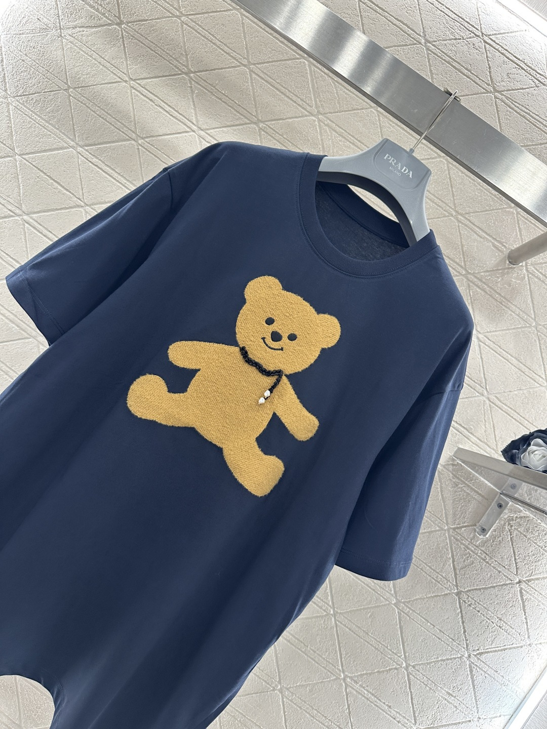 ♥26wh潮牌♥2026新品上架 圆领刺绣毛绒钉珠小熊𝑇𝑒𝑒定制YB原生全棉材质，透气舒适，质感十足，宽