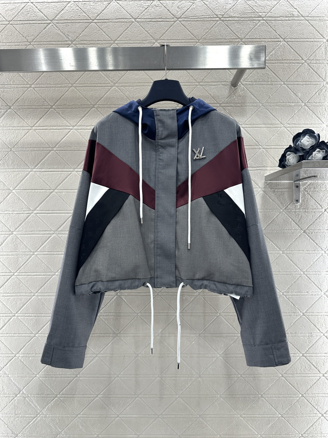 NO:689205,Louis vuitto*2026 new arrivals hooded color-blocked zipper jacket and trousers suit  Customized YB imported material, glossy texture, smooth and stylish, spliced casual suit, full of street style, gray main tone with burgundy, black and white contrast stitching, geometric cut design sense, short hooded jacket + wide-leg trousers combination to raise the waistline and show longer legs, drawstring and metal logo  The details are exquisite, the fabric is drapey and comfortable, and it is cool and cool when worn in one set, making it easy to match the high-street fashion style. The logo and color block splicing details echo the upper and lower parts, and the trouser legs are added with the layering of two pieces of mid-trousers, making the outfit full of fashion. It is a must-have for fashionistas and is suitable for multiple occasions of leisure travel. Customized fabrics and accessories  Look for the correct version, high version, gray jacket,Louis Vuitton-clothing,louis vuitton,louis vuitton,jackets & coats,hats,19860909Louis vuitto*2026新品上架 连帽拼色拉链外套长裤套装 定制YB进口材质,质感光泽,垂顺有型,拼接休闲套装,街头腔调十足,灰色主调搭配酒红、黑白撞色拼接,几何切割的设计感拉满,短款连帽外套+阔腿长裤的组合拉高腰线还显腿长,抽绳和金属logo细节尽显精致,面料垂顺又舒适,一套穿酷飒感十足,轻松拿捏高街时尚范儿,徽标和色块拼接细节上下呼应,裤腿增加中裤假两件的叠穿感,穿搭时尚度拉满,潮人必备,适配休闲出游多重场合.定制面辅料 认准版本 高版本 灰色 外套,路易威登-服装,louis vuitton,louis vuitton,jackets & coats,hats,,Women's clothing