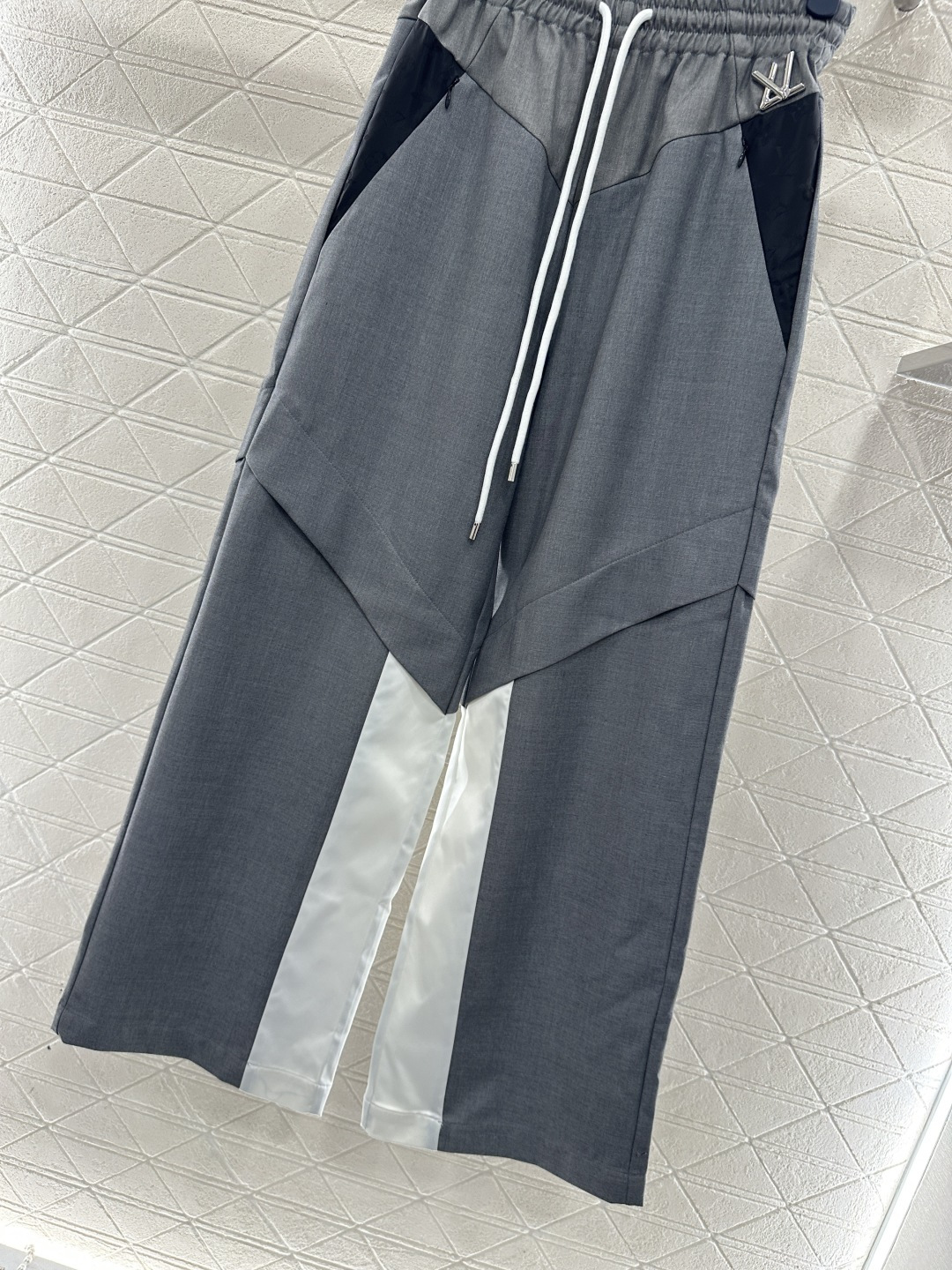 ♥Louis vuitto*♥2026新品上架 连帽拼色拉链外套长裤套装定制YB进口材质，质感光泽，垂顺