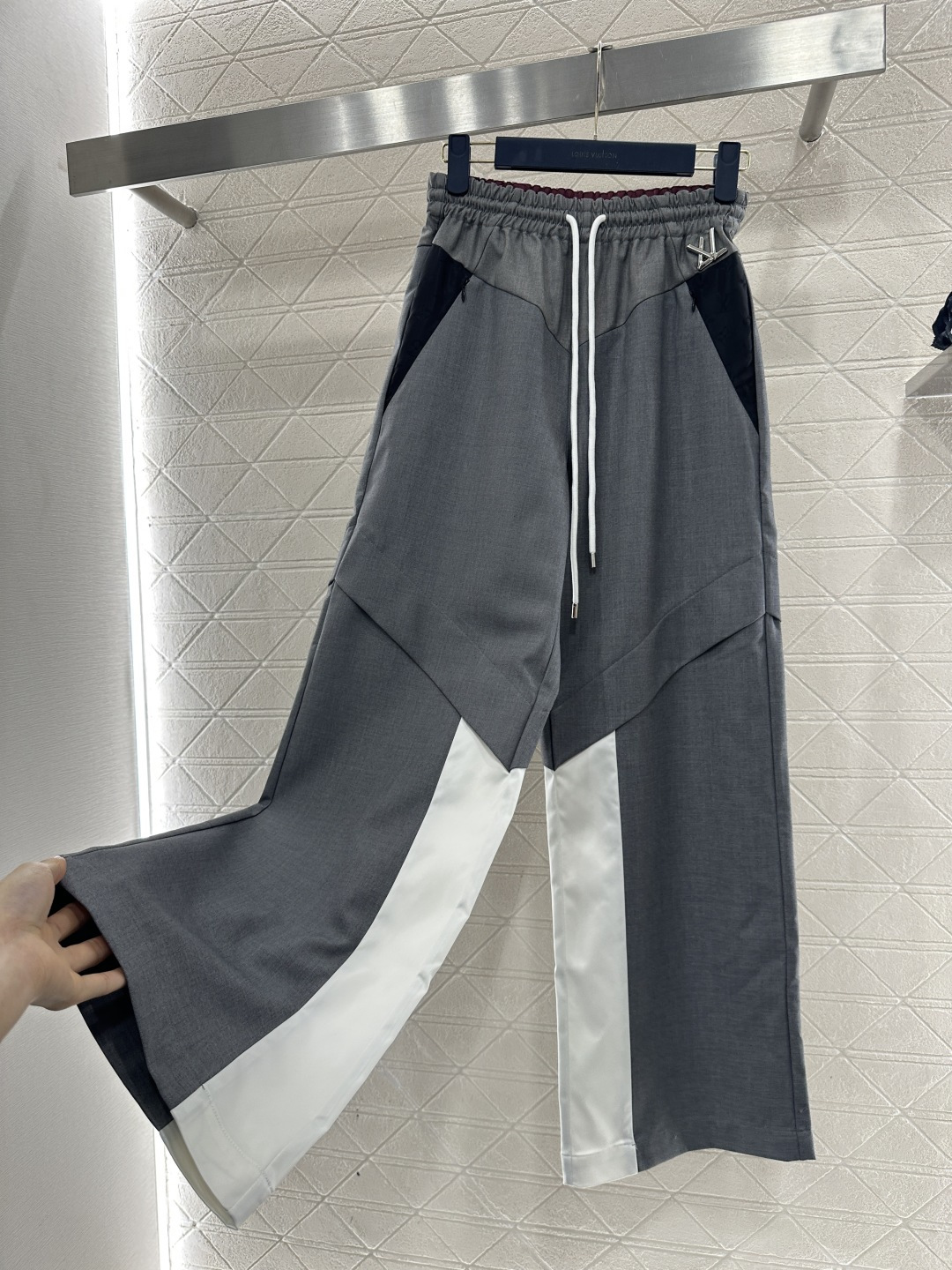 ♥Louis vuitto*♥2026新品上架 连帽拼色拉链外套长裤套装定制YB进口材质，质感光泽，垂顺