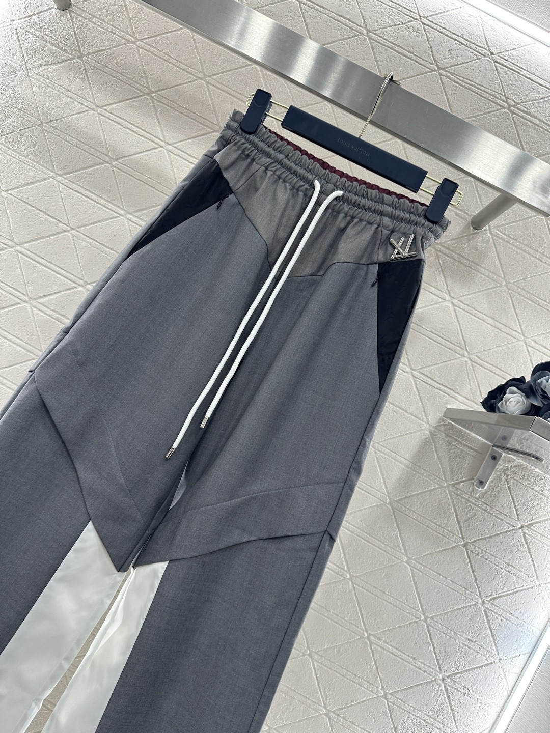 ♥Louis vuitto*♥2026新品上架 连帽拼色拉链外套长裤套装定制YB进口材质，质感光泽，垂顺