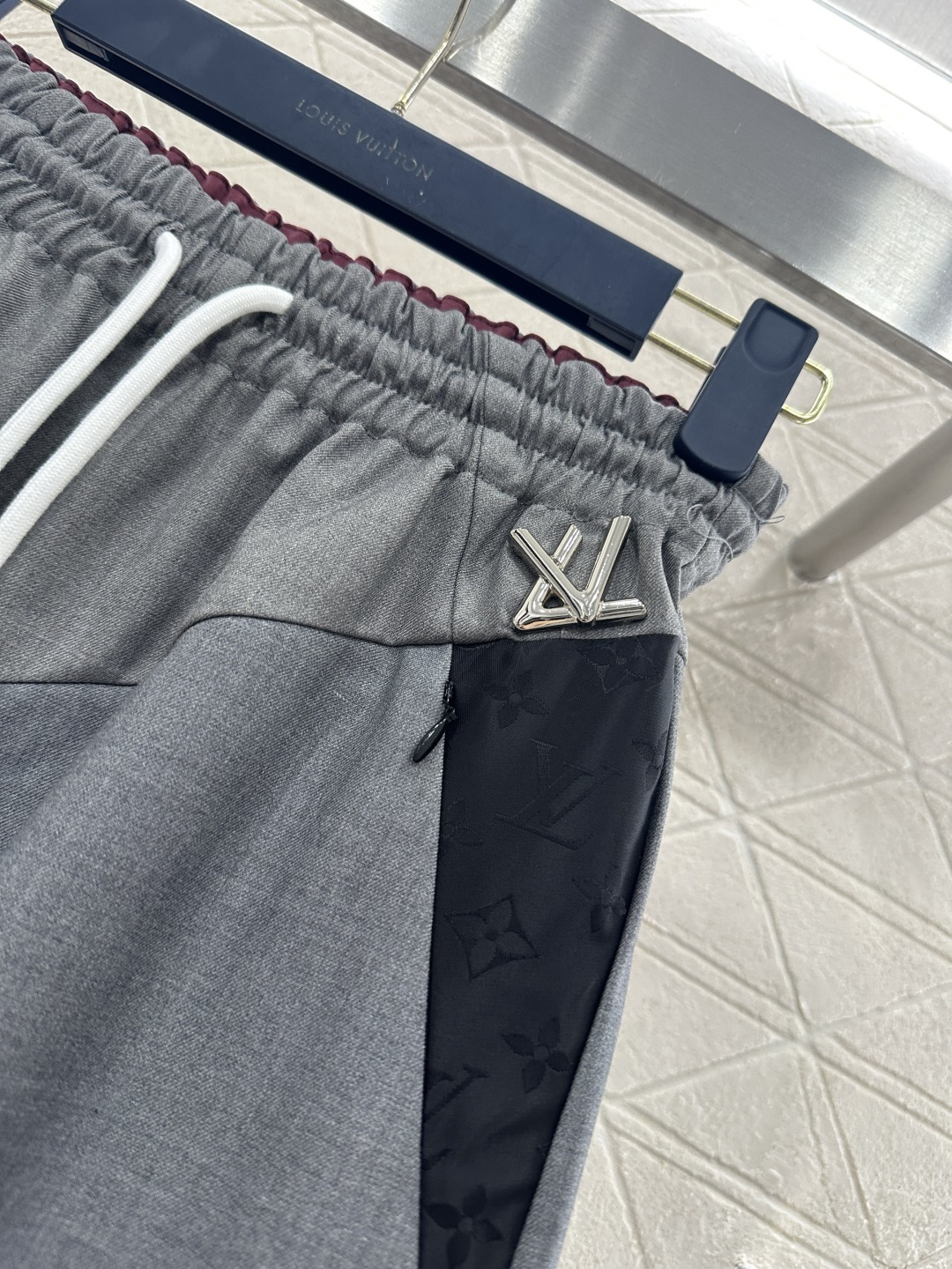 ♥Louis vuitto*♥2026新品上架 连帽拼色拉链外套长裤套装定制YB进口材质，质感光泽，垂顺