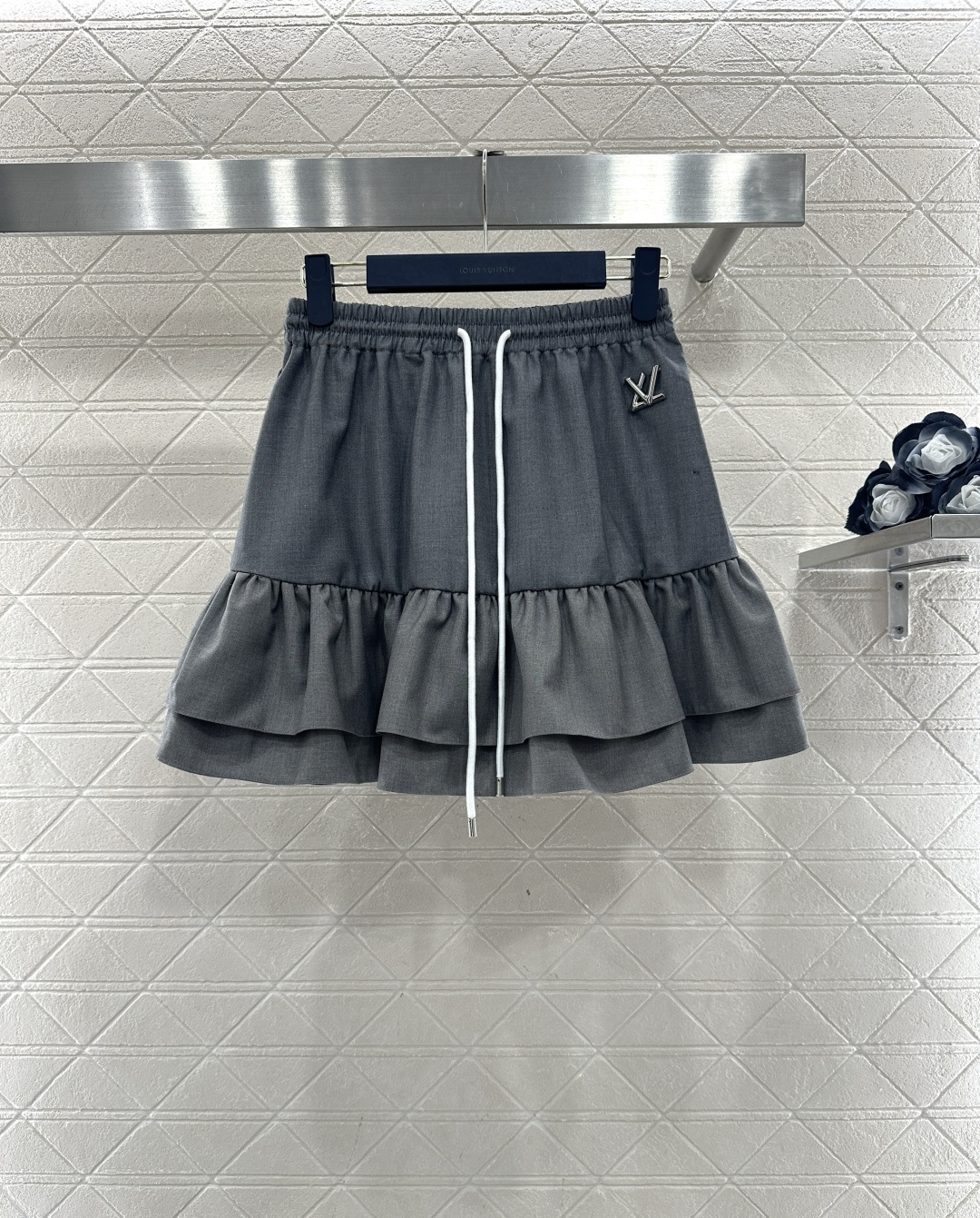 NO:689210,Louis vuitto*2026 new arrivals hooded color-blocked zipper jacket and skirt suit  Customized YB imported material, glossy texture, smooth and stylish, hooded patchwork jacket with ruffled skirt suit, sweet and cool fashion, dark gray main tone is simple and advanced, double-layer ruffled skirt adds a girly feel, drawstring waistband with metal LV logo full of details, fabric  Stiff and smooth, whether worn with a sweatshirt or a short jacket, you can easily wear it with a sweet and cool fashion sense. It has built-in anti-exposure underwear, which is cute without losing flexibility. The complete set is full of fashion, a must-have for fashionable people, and is suitable for multiple occasions of leisure travel. Customized fabric accessories  Look for the correct version, high version, gray skirt,Louis Vuitton-clothing,louis vuitton,louis vuitton,louis vuitton,hoodie,sweatshirts,skirts,jackets & coats,hats,19860909Louis vuitto*2026新品上架  连帽拼色拉链外套短裙套装 定制YB进口材质,质感光泽,垂顺有型,连帽拼接外套荷叶边半裙套装,甜酷时尚,深灰主调简约高级,双层荷叶边裙摆增添少女感,抽绳腰头搭配金属LV标识细节感拉满,面料挺括又垂顺,不管是搭卫衣还是短款外套,都能轻松穿出甜酷兼具的时尚感,内置防走光衬裤,可爱不失灵活性,成套穿搭时尚度拉满,潮人必备,适配休闲出游多重场合.定制面辅料 认准版本 高版本 灰色 半裙,路易威登-服装,louis vuitton,louis vuitton,louis vuitton,hoodie,sweatshirts,skirts,jackets & coats,hats,,Women's clothing