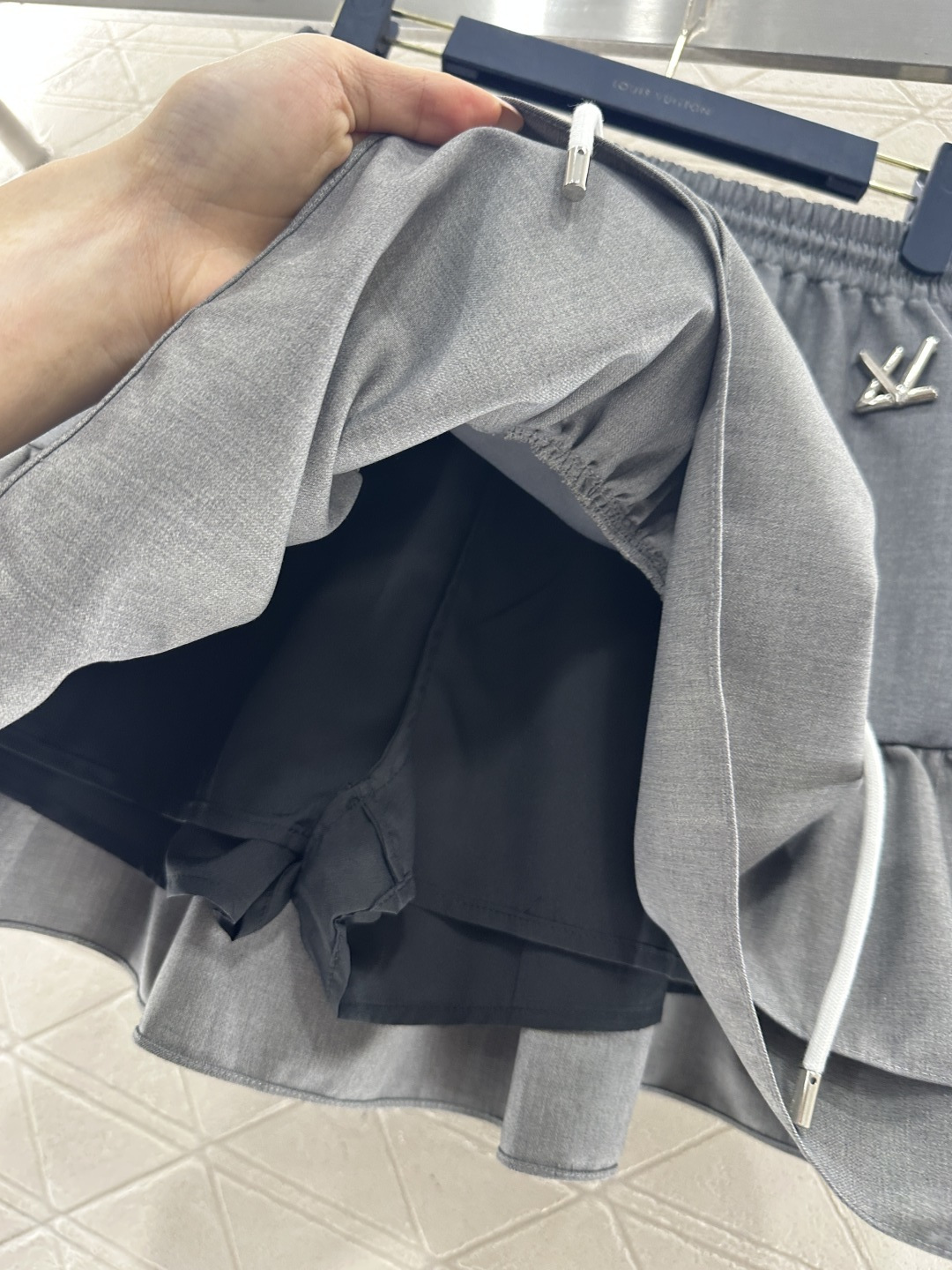 ♥Louis vuitto*♥2026新品上架 连帽拼色拉链外套短裙套装定制YB进口材质，质感光泽，垂顺