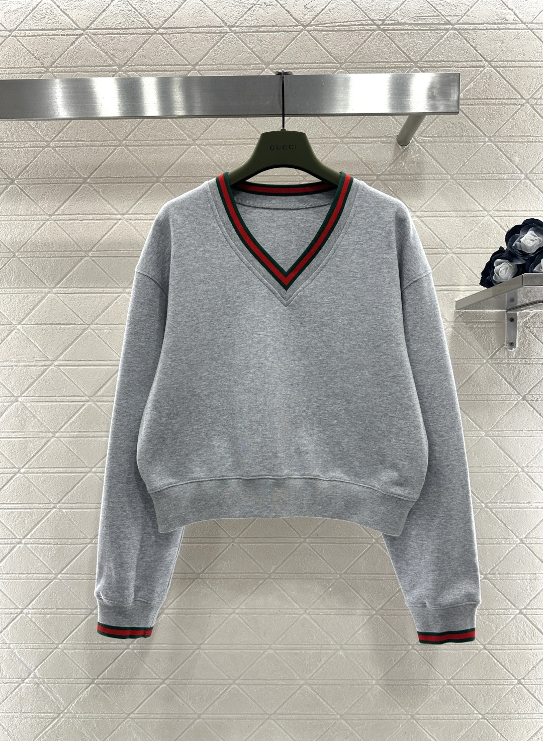 NO:689222,Gucc*2026 new products on the shelves New Year pullover sweatshirt and trousers suit  New Year Series# Customized YB twill cotton material, soft and skin-friendly, comfortable to wear, gray casual suit, light gray main tone is simple and versatile, classic red and green webbing embellishes V-neck, trouser waist and cuffs, instantly enhances recognition  , the combination of short sweatshirt + wide-leg pants raises the waistline and hides the flesh. The soft and waxy terry cotton fabric is skin-friendly and comfortable. It is casual and elegant to wear. It is very suitable for daily outings or leisure at home. Fashion guide for daily casual wear. Customized fabric accessories  Look for the correct version, high version, gray - sweatshirt, Gucci-clothing, gucci, gucci, hoodie, sweatshirts,19860909Gucc*2026新品上架 贺岁套头卫衣长裤套装 新年贺岁系列#定制YB斜纹全棉材质,柔软亲肤,穿搭舒适,灰色休闲套装慵懒拿捏,浅灰主调简约又百搭,经典红绿织带点缀V领、裤腰和袖口,瞬间提升辨识度,短款卫衣+阔腿裤的组合拉高腰线还藏肉,软糯的毛圈棉质面料亲肤又舒适,一套穿随性又贵气,日常出街或居家休闲都超适合,日常休闲穿搭时尚指南.定制面辅料 认准版本 高版本 灰色 - 卫衣,古驰-服装,gucci,gucci,hoodie,sweatshirts,,Women's clothing