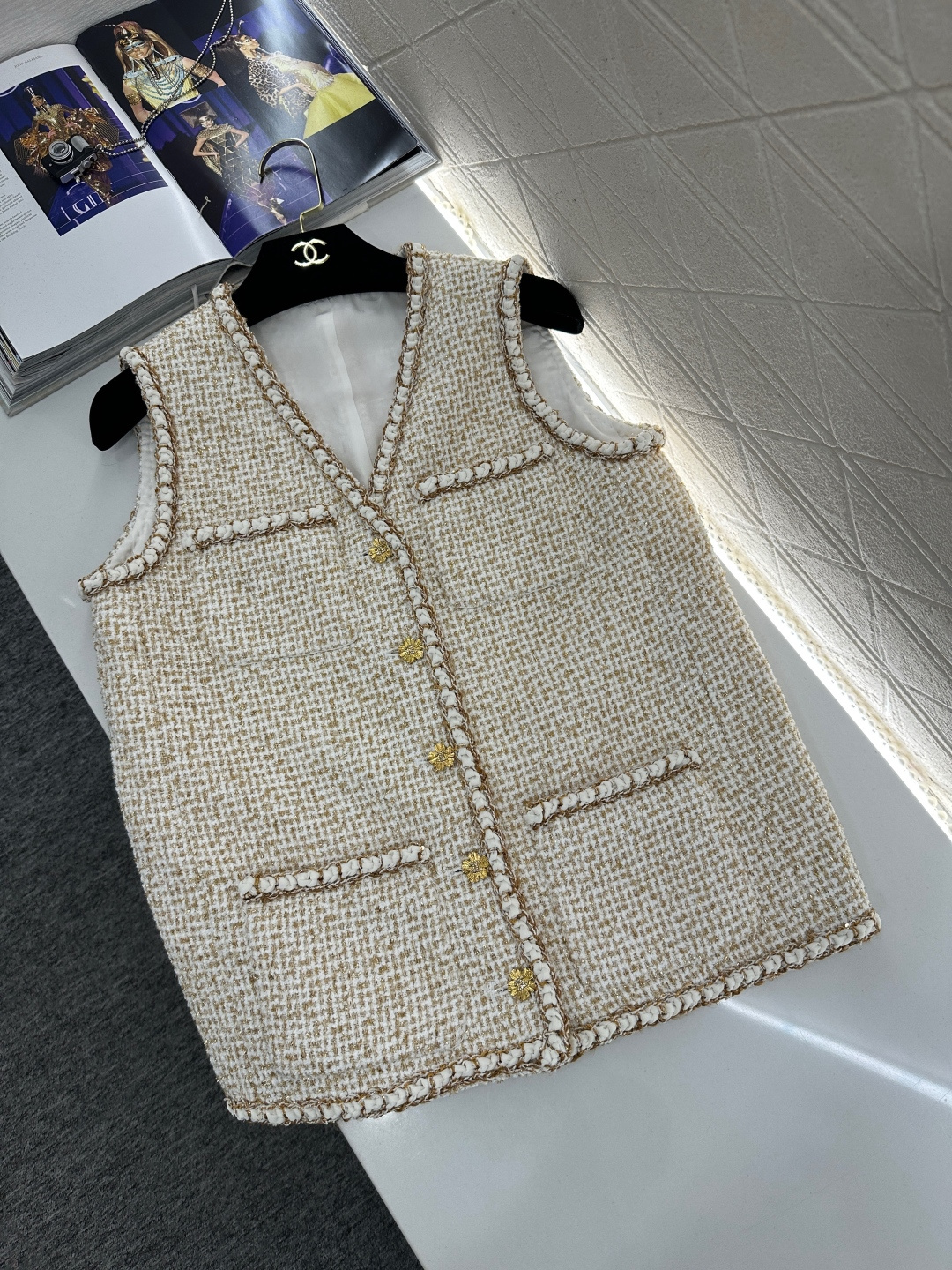 NO:689234,Chane*2026 new product on the shelves, lace-up dress vest  Customized YB imported woolen woolen material, high-end texture, full appearance, dress vest jacket, exquisite three-dimensional cutting details, more slim figure, large body neckline extending to the front hem, platinum braided edges to highlight the details, cuffs  The pockets echo, the whole body is off-white with a delicate woolen texture covering the whole body, the camellia rhinestone double C button placket, the ladylike style stands out, perfectly interpreting the sense of elegance and wealth, the upper body is noble and textured, intellectual and gentle. Ceiling version  Silk jacquard lining. Customized surface accessories. Look for the correct version. High version. Off-white 36 38 40, Chanel-clothing, chanel, chanel, jackets & coats, real silk,19860909Chane*2026新品上架 捆边洋装马甲 定制YB进口粗纺羊毛呢材质,质感高级,品相十足,洋装马甲外套,立体裁剪细节精致,更显身姿纤细,大身领口延伸至前襟下摆,白金编织捆边点亮细节,袖口口袋呼应,通体米白底色配合细腻的毛呢纹理满铺于全身,山茶花水钻双C纽扣开襟,名媛格调立显,完美演绎优雅千金感,上身显贵显质感,知性温柔.天花板版本 真丝提花内衬.定制面辅料 认准版本 高版本 米白色 36 38 40,香奈儿-服装,chanel,chanel,jackets & coats,real silk,,Women's clothing