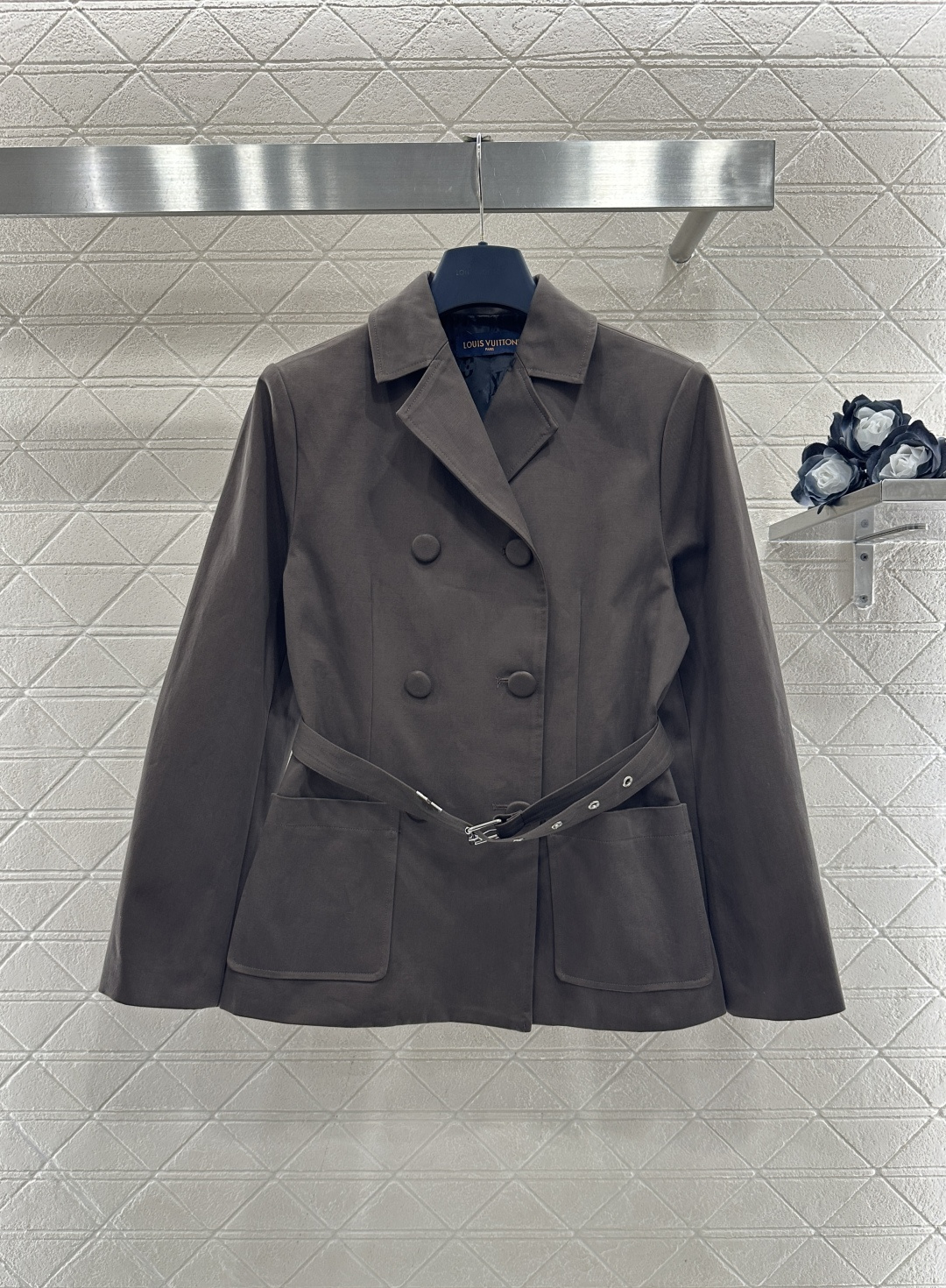 NO:689218,Louis vuitto*2026 new products on the shelves lapel suit belt pleated skirt suit  Customized YB imported twill cotton material, with high quality and smooth cutting. The right shoulder gun lapel suit jacket has double row of buttons on the front and is paired with a high-waisted fabric perforated belt to create an elegant figure with a straight and narrow waist. The lining is fully covered with a jacquard dark pattern of the four-leaf clover letter logo, which is inadvertently revealed. The details are low-key and luxurious, making it more simple and elegant. It matches the micro-A outline of the same series.  The pleated short skirt has symmetrical layers on both sides of the skirt door. The metal four-leaf clover in the pocket echoes the waistband of the top, making the design more sophisticated. The brown belt brightens the overall tone. Maillard Western style is sweet, spicy and handsome. Wear it with boots to reveal your long legs, showing your superb body proportions and highlighting your elegant temperament. It is an artifact for daily travel and the first choice for formal occasions. Customized fabric accessories  Look for the correct version, high version, dark brown jacket,Louis Vuitton-clothing,louis vuitton,louis vuitton,boots,skirts,jackets & coats,business suit,19860909Louis vuitto*2026新品上架 翻领西装腰带压褶短裙套装 定制YB进口斜纹全棉材质,质感上乘,裁剪垂顺流畅,正肩枪驳式翻领西装外套,双排前襟纽扣,搭配高腰本布穿孔腰带,打造挺拔窄腰的优雅气质身段,内衬满铺四叶草字母徽标提花暗纹,不经意露出,细节低调奢华,更显简约大气,搭配同系列外廓微A压褶短裙,裙门两侧对称形成层次,口袋金属四叶草与上衣腰带呼应,设计更显精细,咖啡色皮带提亮整体色调,美拉德西部风甜辣与帅气兼备,搭配长靴穿着露出长腿,展现超绝身材比例,突出典雅气质,日常旅行出片神器,出席正式场合首选.定制面辅料 认准版本 高版本 深棕色 外套,路易威登-服装,louis vuitton,louis vuitton,boots,skirts,jackets & coats,business suit,,Women's clothing