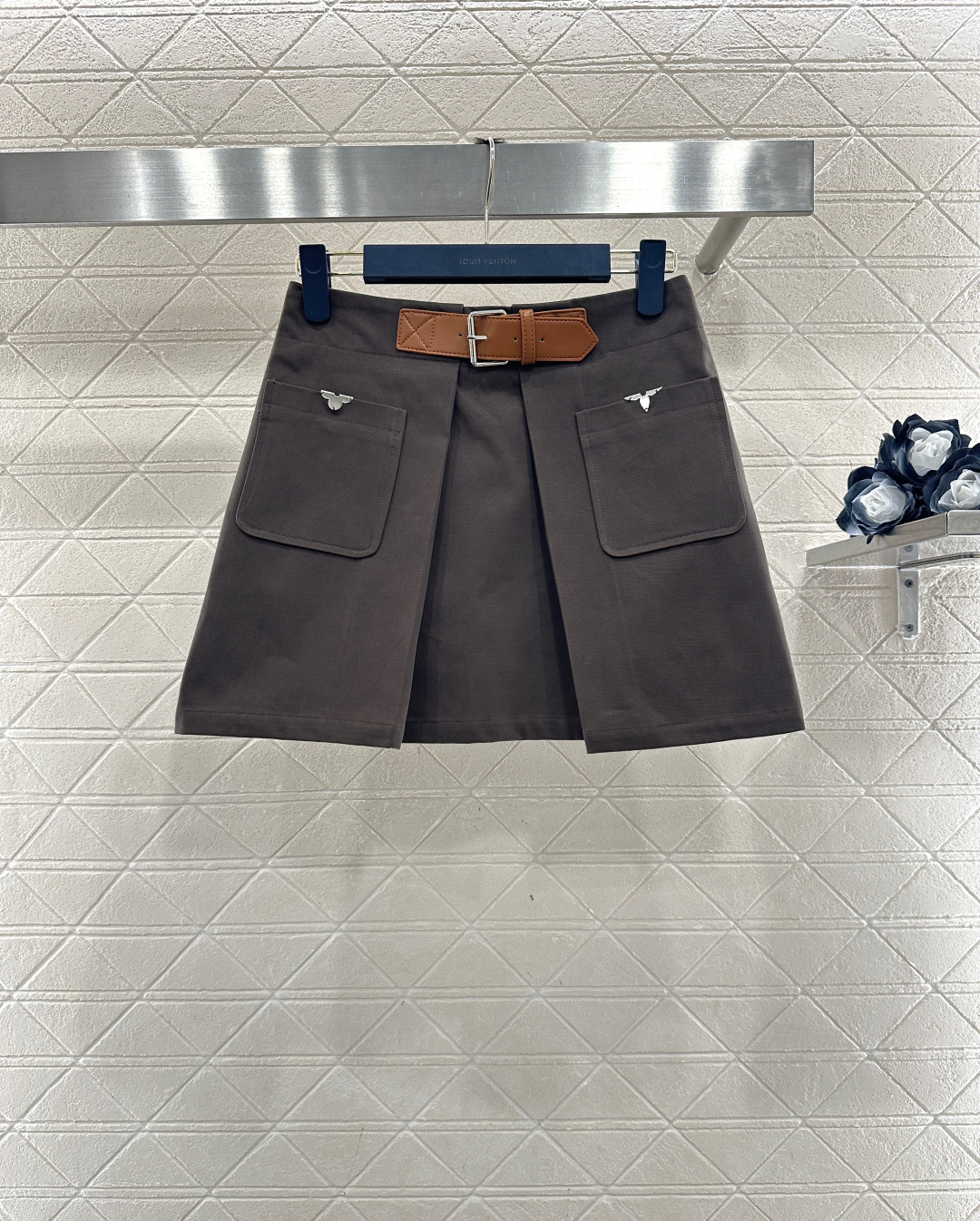 NO:689215,Louis vuitto*2026 new products on the shelves lapel suit belt pleated skirt suit  Customized YB imported twill cotton material, with high quality and smooth cutting. The right shoulder gun lapel suit jacket has double row of buttons on the front and is paired with a high-waisted fabric perforated belt to create an elegant figure with a straight and narrow waist. The lining is fully covered with a jacquard dark pattern of the four-leaf clover letter logo, which is inadvertently revealed. The details are low-key and luxurious, making it more simple and elegant. It matches the micro-A outline of the same series.  The pleated short skirt has symmetrical layers on both sides of the skirt door. The metal four-leaf clover in the pocket echoes the waistband of the top, making the design more sophisticated. The brown belt brightens the overall tone. Maillard Western style is sweet, spicy and handsome. Wear it with boots to reveal your long legs, showing your superb body proportions and highlighting your elegant temperament. It is an artifact for daily travel and the first choice for formal occasions. Customized fabric accessories  Look for the correct version, high version, dark brown skirt,Louis Vuitton-clothing,louis vuitton,louis vuitton,boots,skirts,jackets & coats,business suit,19860909Louis vuitto*2026新品上架 翻领西装腰带压褶短裙套装 定制YB进口斜纹全棉材质,质感上乘,裁剪垂顺流畅,正肩枪驳式翻领西装外套,双排前襟纽扣,搭配高腰本布穿孔腰带,打造挺拔窄腰的优雅气质身段,内衬满铺四叶草字母徽标提花暗纹,不经意露出,细节低调奢华,更显简约大气,搭配同系列外廓微A压褶短裙,裙门两侧对称形成层次,口袋金属四叶草与上衣腰带呼应,设计更显精细,咖啡色皮带提亮整体色调,美拉德西部风甜辣与帅气兼备,搭配长靴穿着露出长腿,展现超绝身材比例,突出典雅气质,日常旅行出片神器,出席正式场合首选.定制面辅料 认准版本 高版本 深棕色 半裙,路易威登-服装,louis vuitton,louis vuitton,boots,skirts,jackets & coats,business suit,,Women's clothing