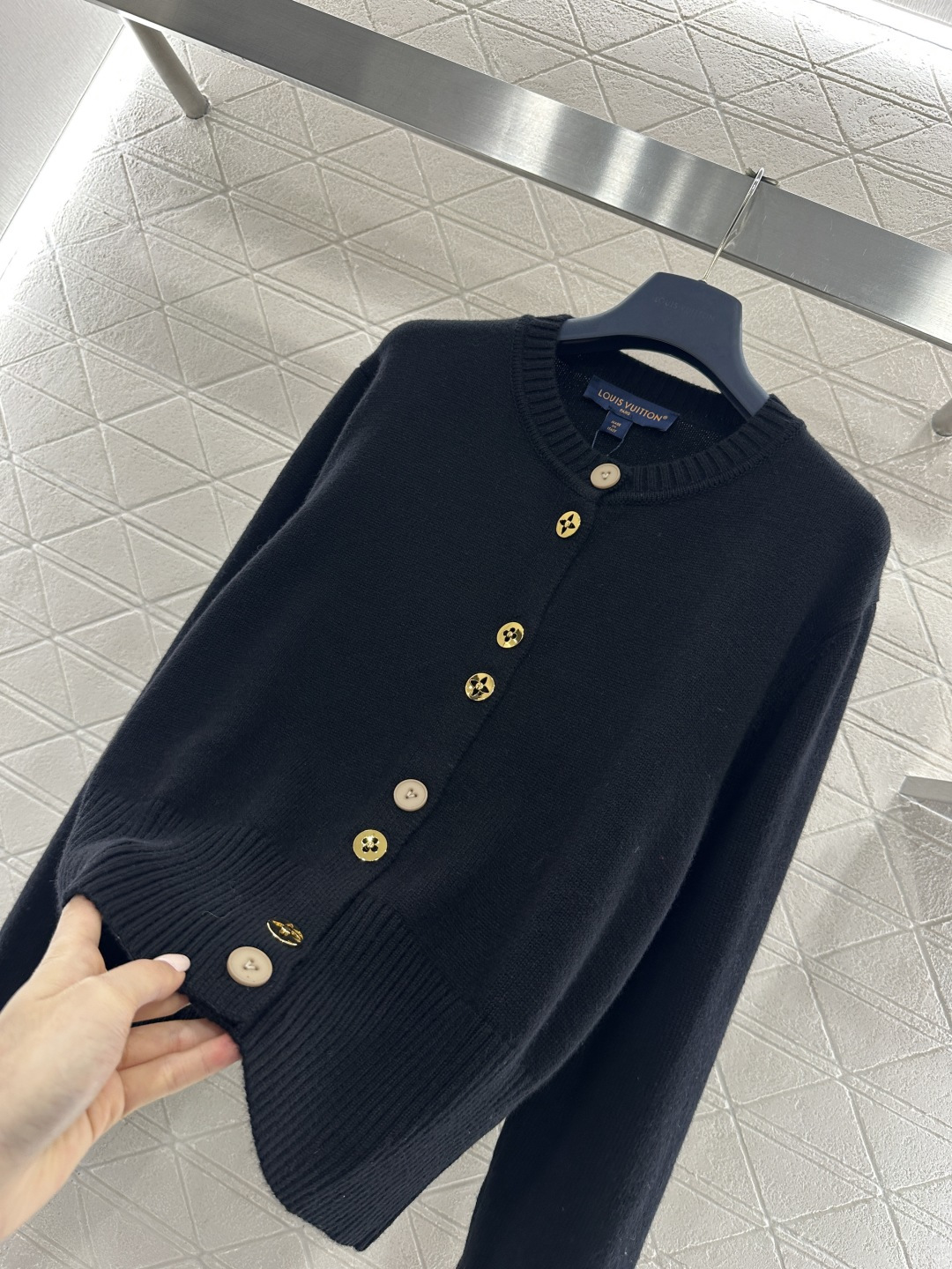 ♥Louis vuitto*♥2026新品上架 襟扣针织开衫定制YB羊毛纱线织造，密度细针织造，清晰毛感