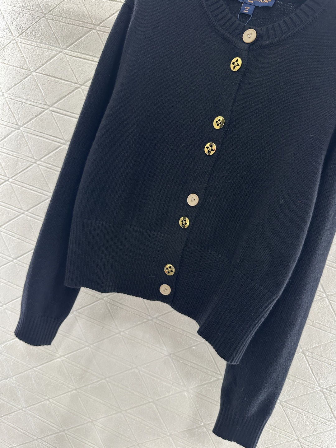 ♥Louis vuitto*♥2026新品上架 襟扣针织开衫定制YB羊毛纱线织造，密度细针织造，清晰毛感