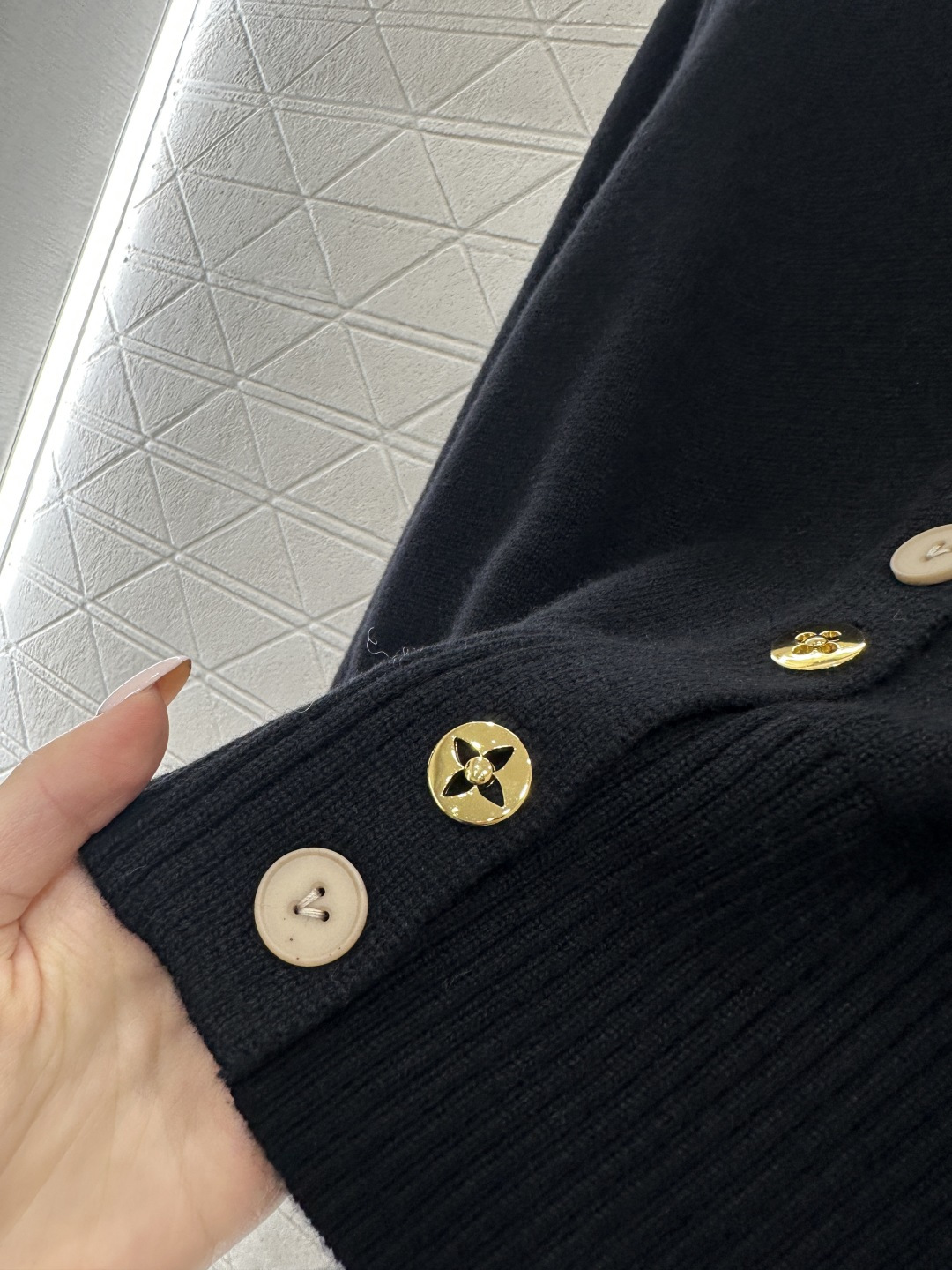 ♥Louis vuitto*♥2026新品上架 襟扣针织开衫定制YB羊毛纱线织造，密度细针织造，清晰毛感