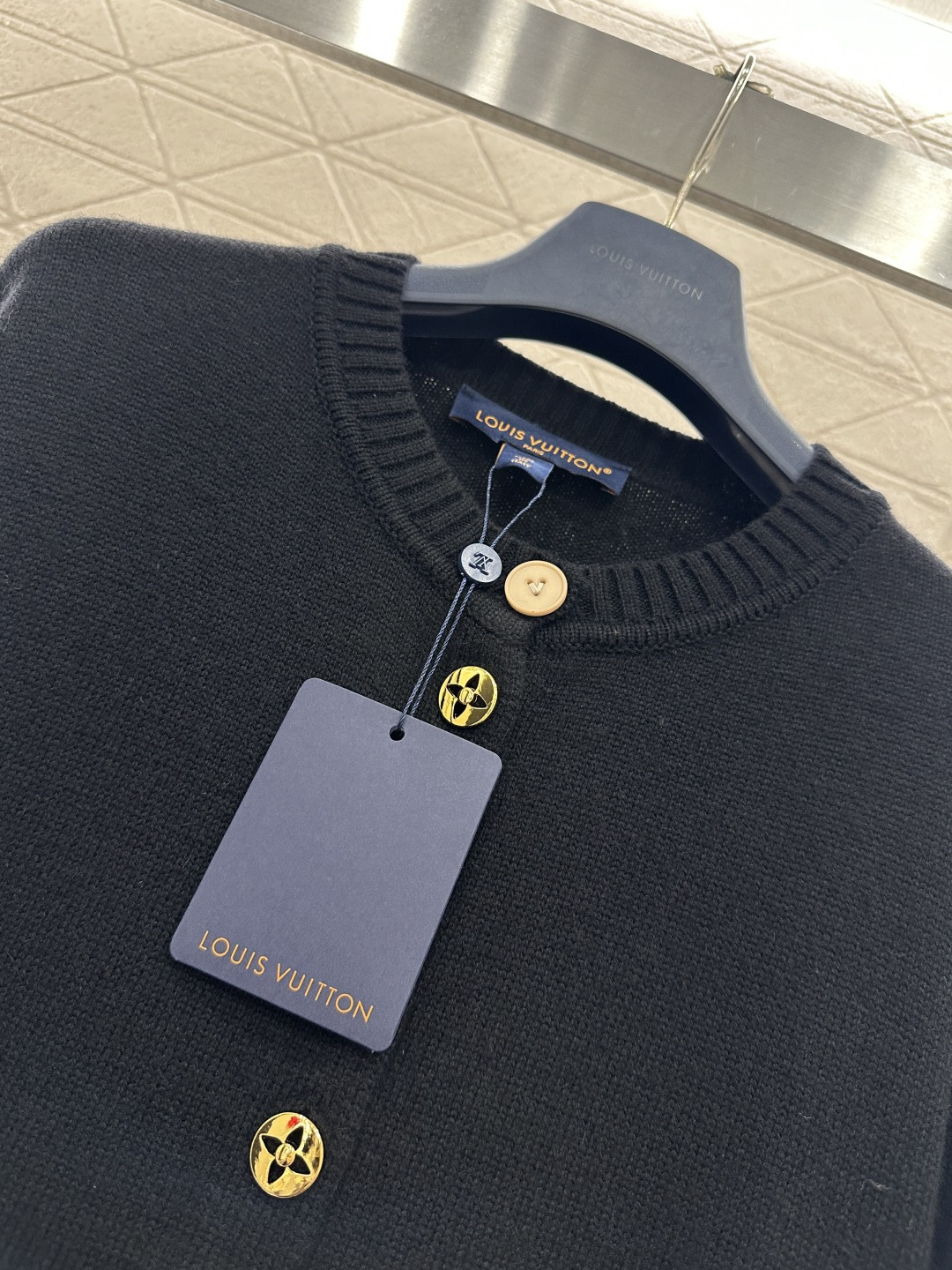♥Louis vuitto*♥2026新品上架 襟扣针织开衫定制YB羊毛纱线织造，密度细针织造，清晰毛感
