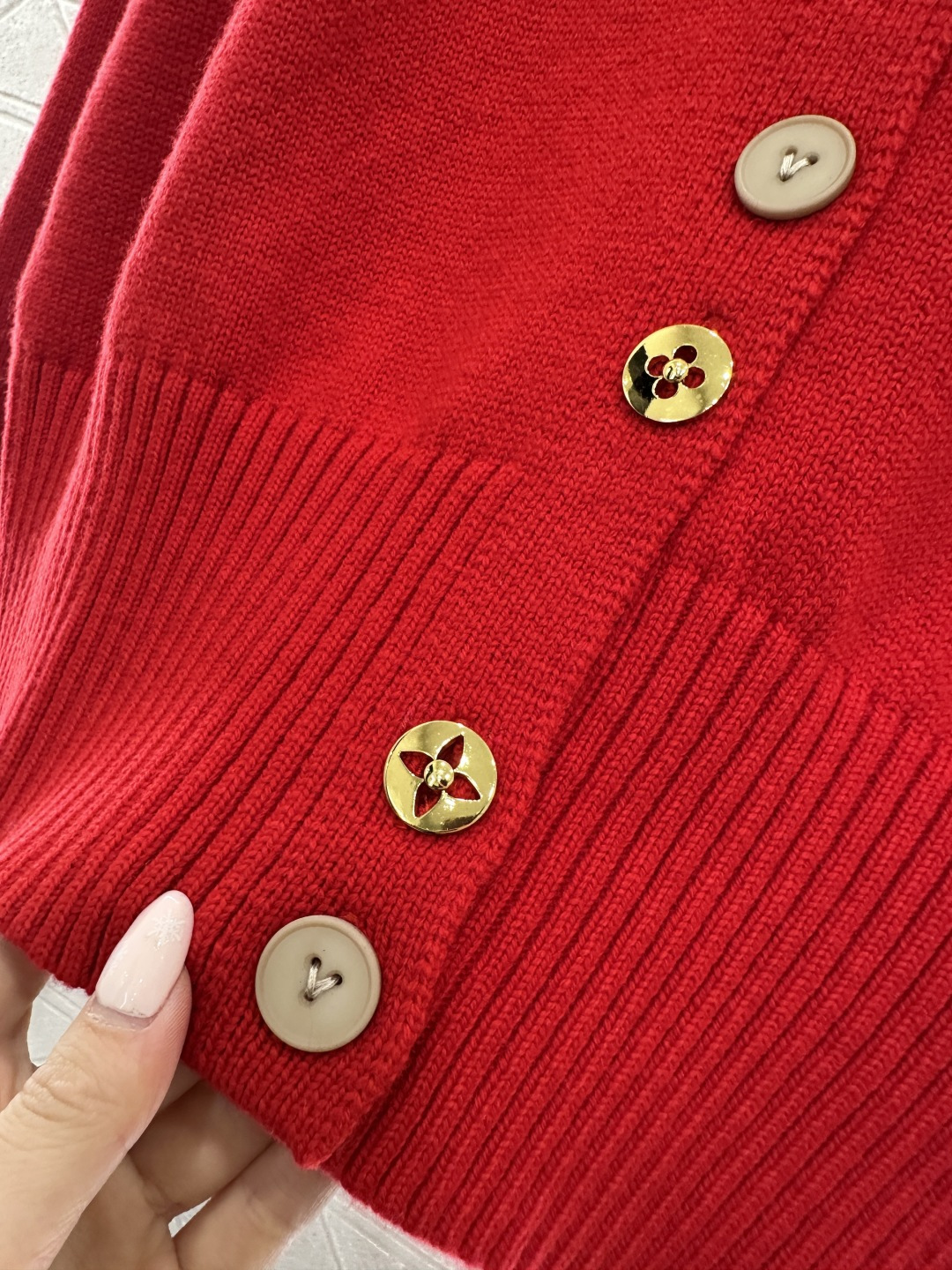 ♥Louis vuitto*♥2026新品上架 襟扣针织开衫定制YB羊毛纱线织造，密度细针织造，清晰毛感