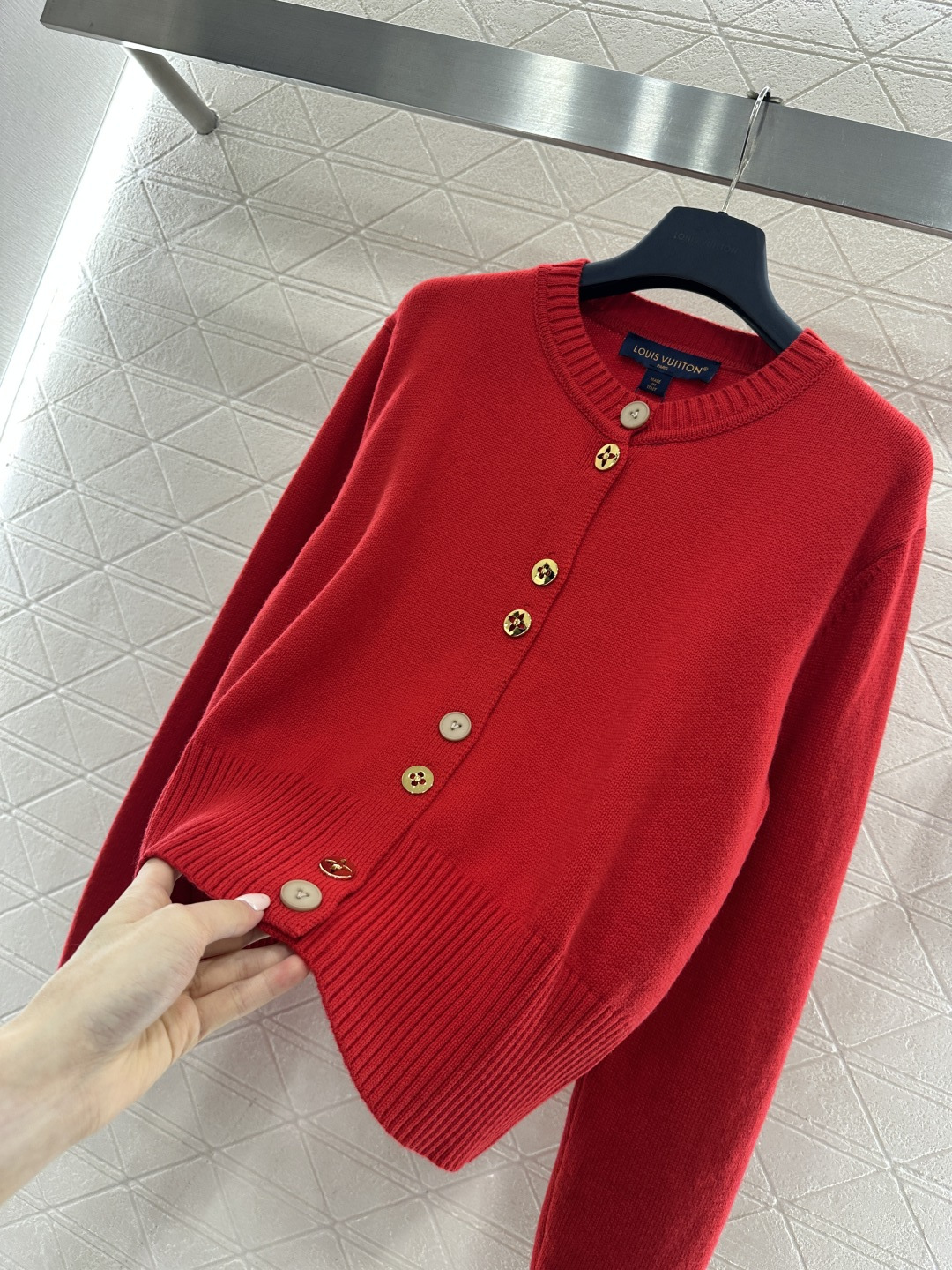 ♥Louis vuitto*♥2026新品上架 襟扣针织开衫定制YB羊毛纱线织造，密度细针织造，清晰毛感
