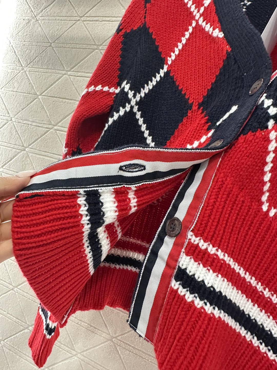 ♥Thom Brown*♥2026新品上架 学院格纹针织开衫定制YB羊毛纱线织造，质感细腻，穿搭舒适，宽