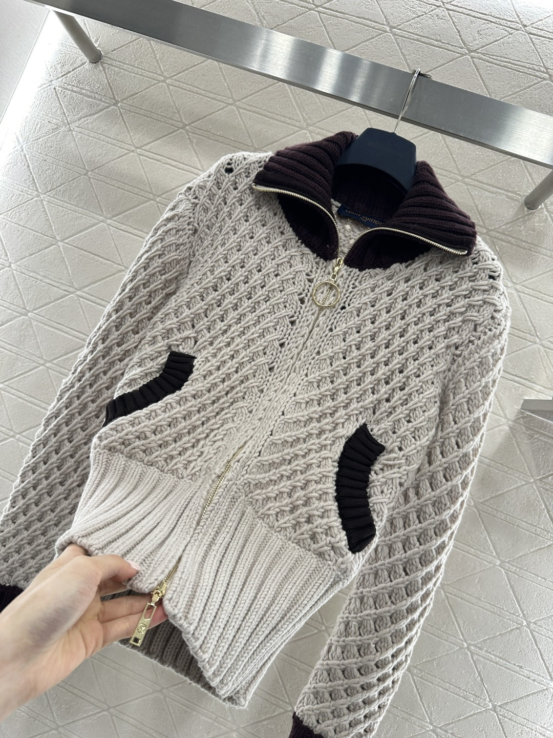 ♥Louis vuitto*♥2026新品上架 镂空翻领针织拉链外套定制YB羊毛纱线织造，穿搭舒适，质感