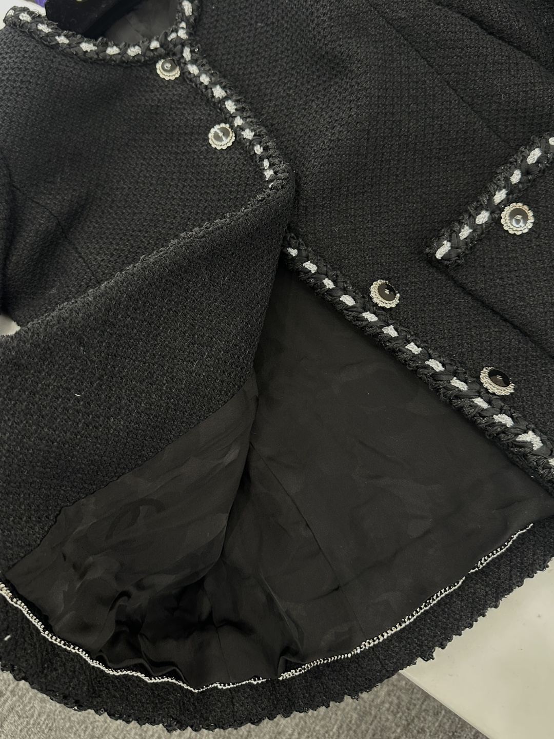 ♥Chane*♥2026新品上架 圆领捆边外套定制YB进口粗纺羊毛呢材质，质感高级，品相十足，圆领洋装外