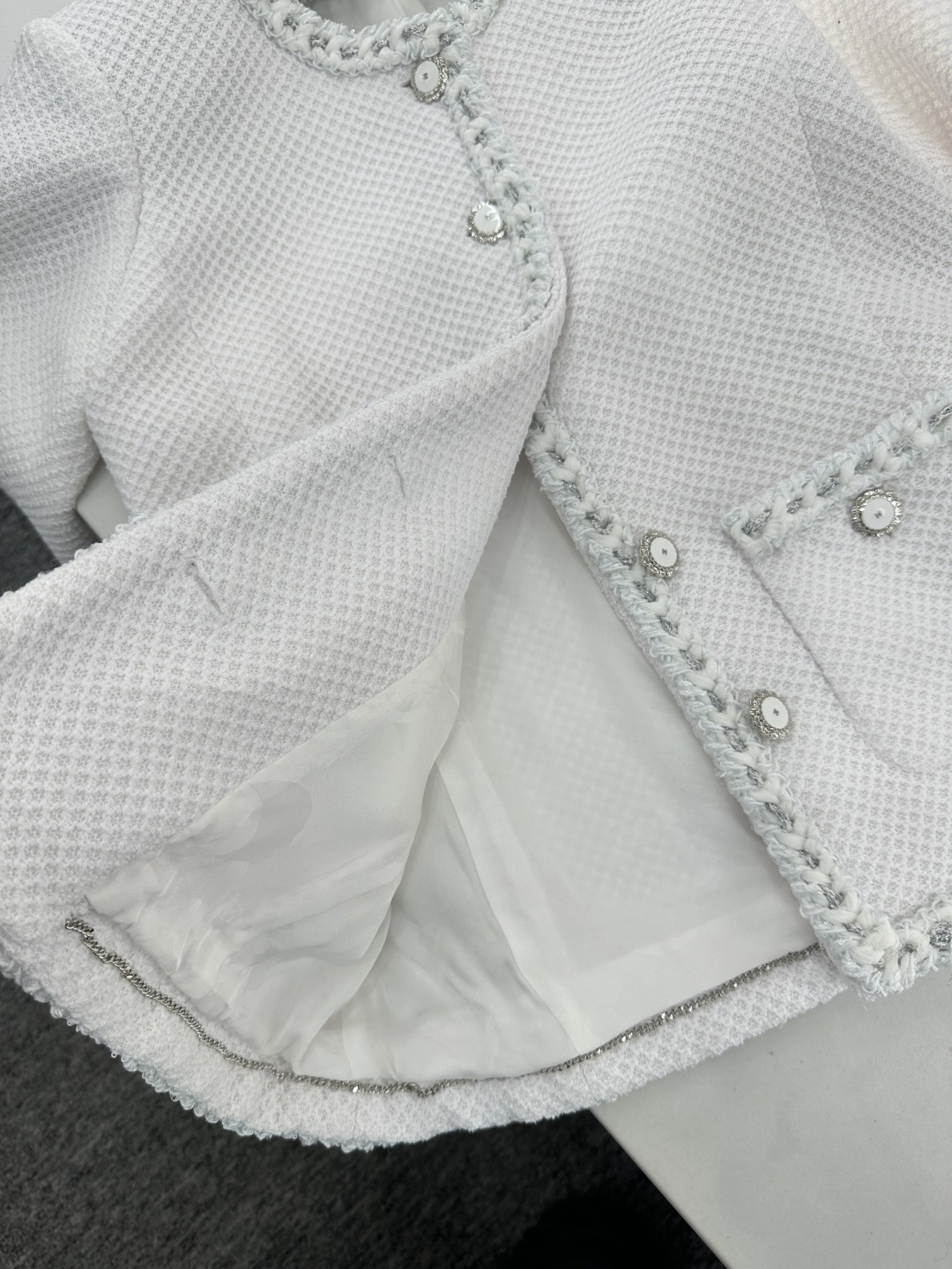 ♥Chane*♥2026新品上架 圆领捆边外套定制YB进口粗纺羊毛呢材质，质感高级，品相十足，圆领洋装外