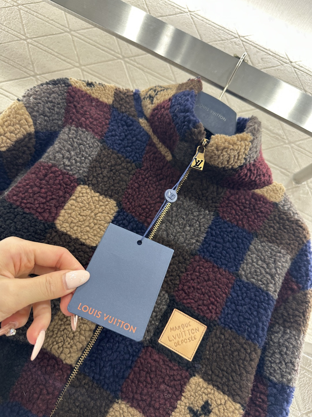 ♥Louis vuitto♥2026新品上架 立领撞色格纹泰迪毛绒外套通体饰以泰迪毛绒材质，颗粒感十足的