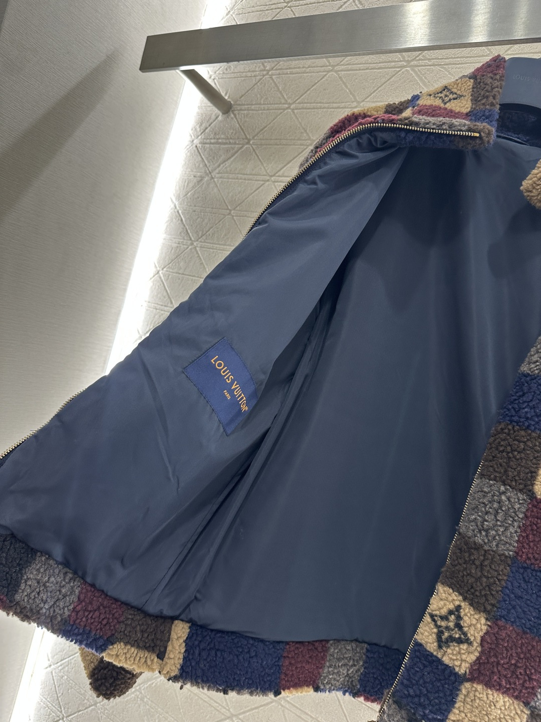 ♥Louis vuitto♥2026新品上架 立领撞色格纹泰迪毛绒外套通体饰以泰迪毛绒材质，颗粒感十足的