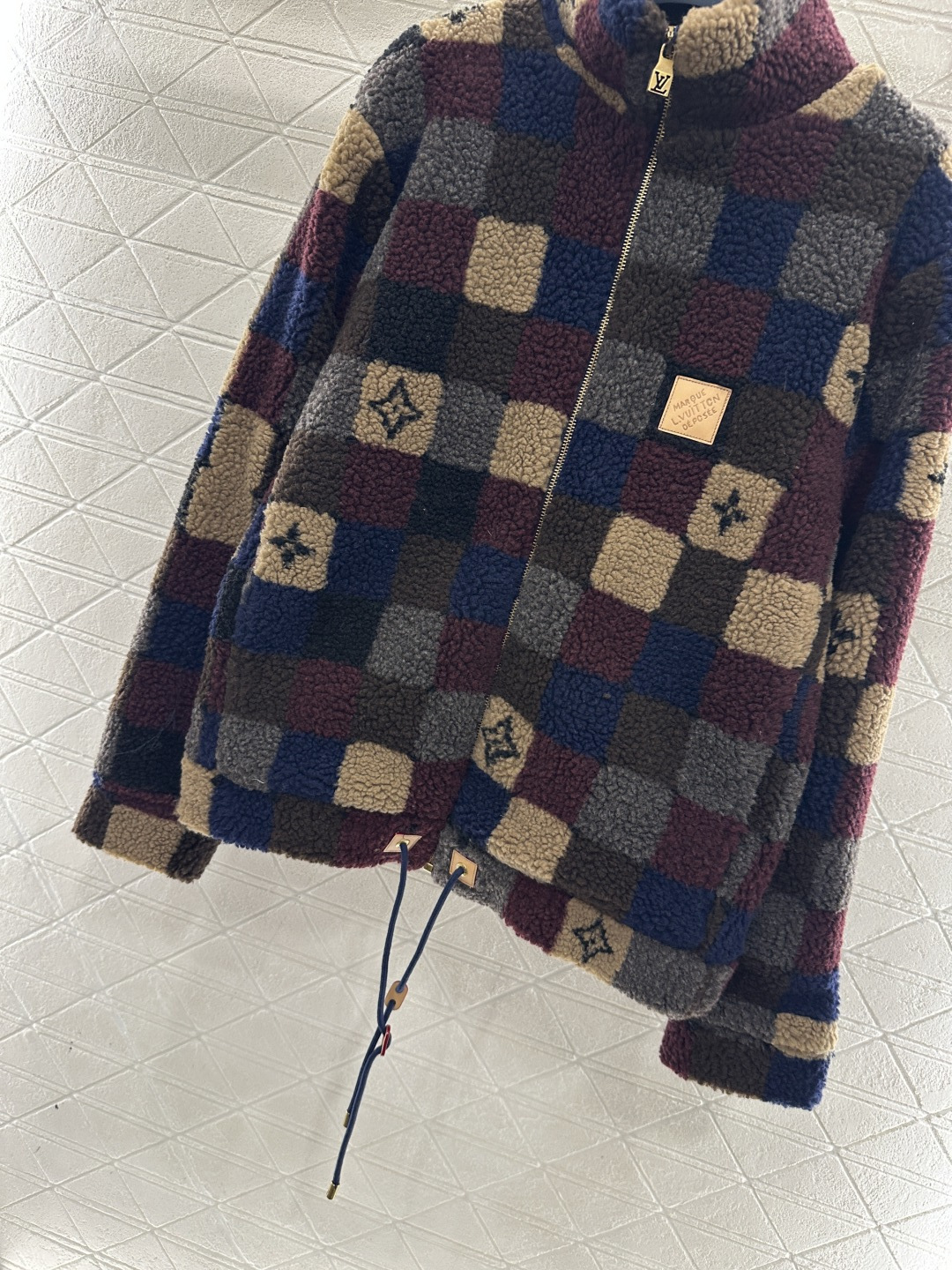 ♥Louis vuitto♥2026新品上架 立领撞色格纹泰迪毛绒外套通体饰以泰迪毛绒材质，颗粒感十足的