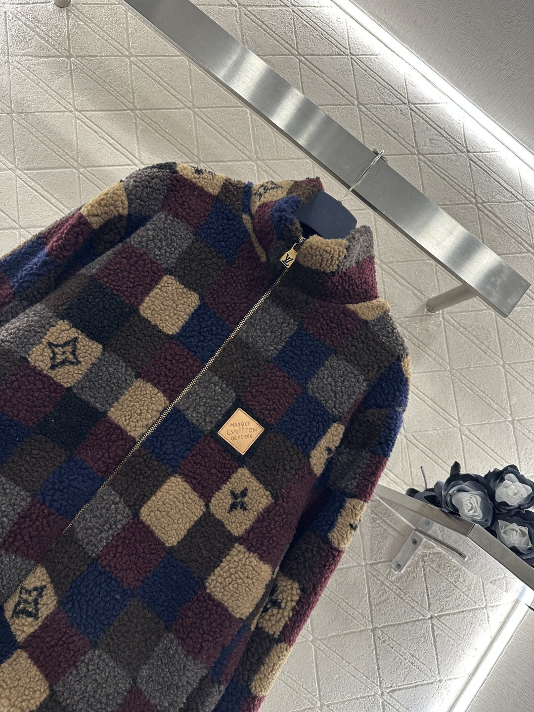 ♥Louis vuitto♥2026新品上架 立领撞色格纹泰迪毛绒外套通体饰以泰迪毛绒材质，颗粒感十足的